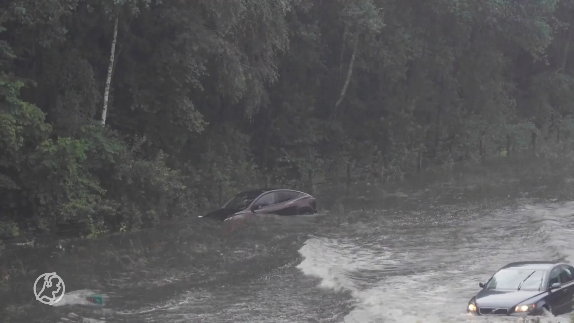 A1 afgesloten vanwege noodweer, snelweg onder water