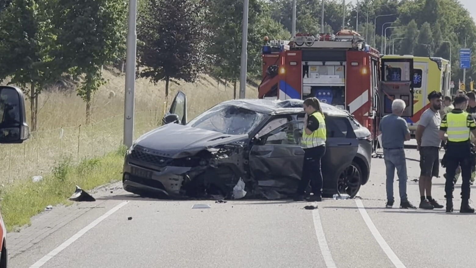Vrouw (29) overleden bij botsing in Geleen, weg tijdelijk afgesloten