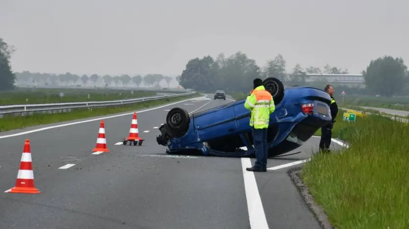 Auto slaat over de kop op N61, inzittenden op de vlucht