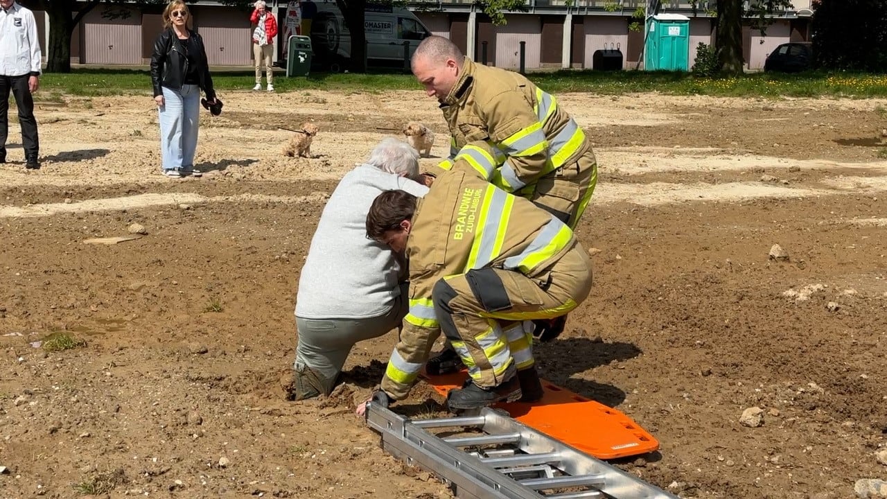 Bep (78) zit tot kniehoogte vast in modder: 'Ik zocht een afsnijroute'