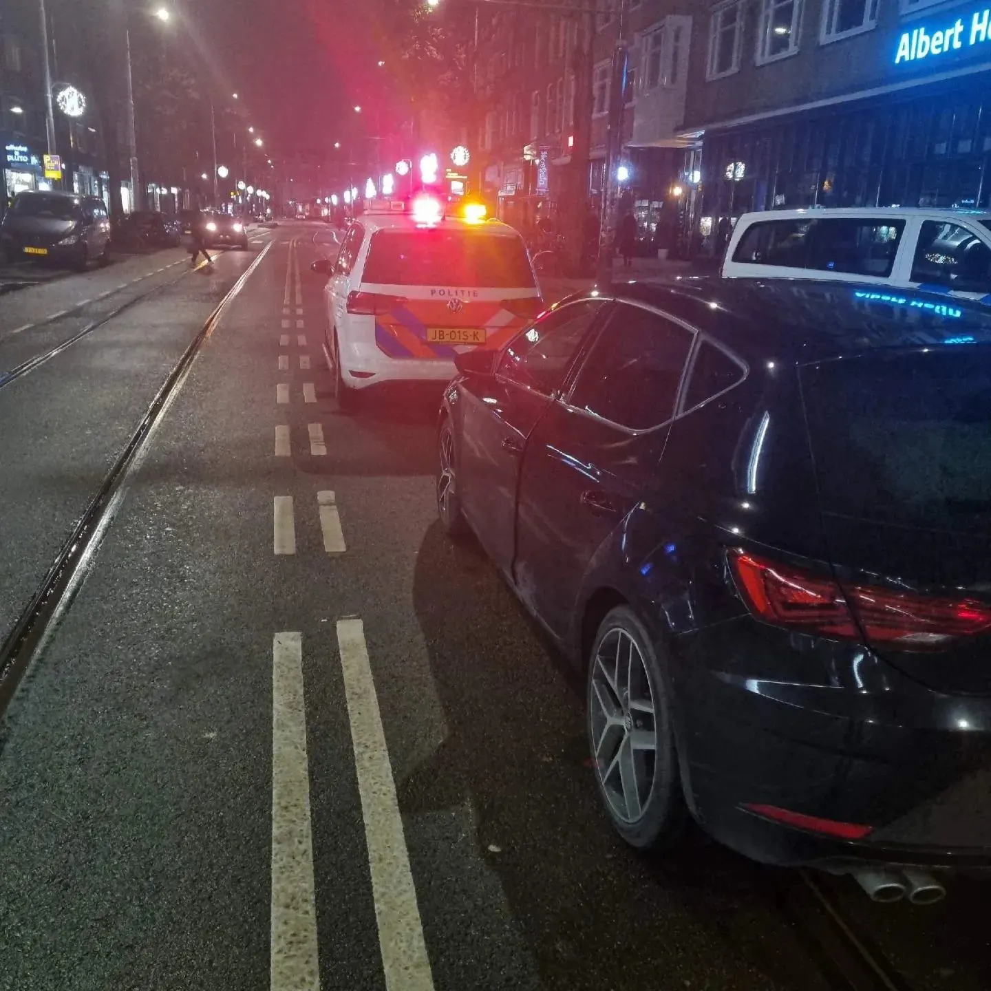 Rotterdammer laat draaiende auto achter om snack te halen: dat is pech, wagen weg