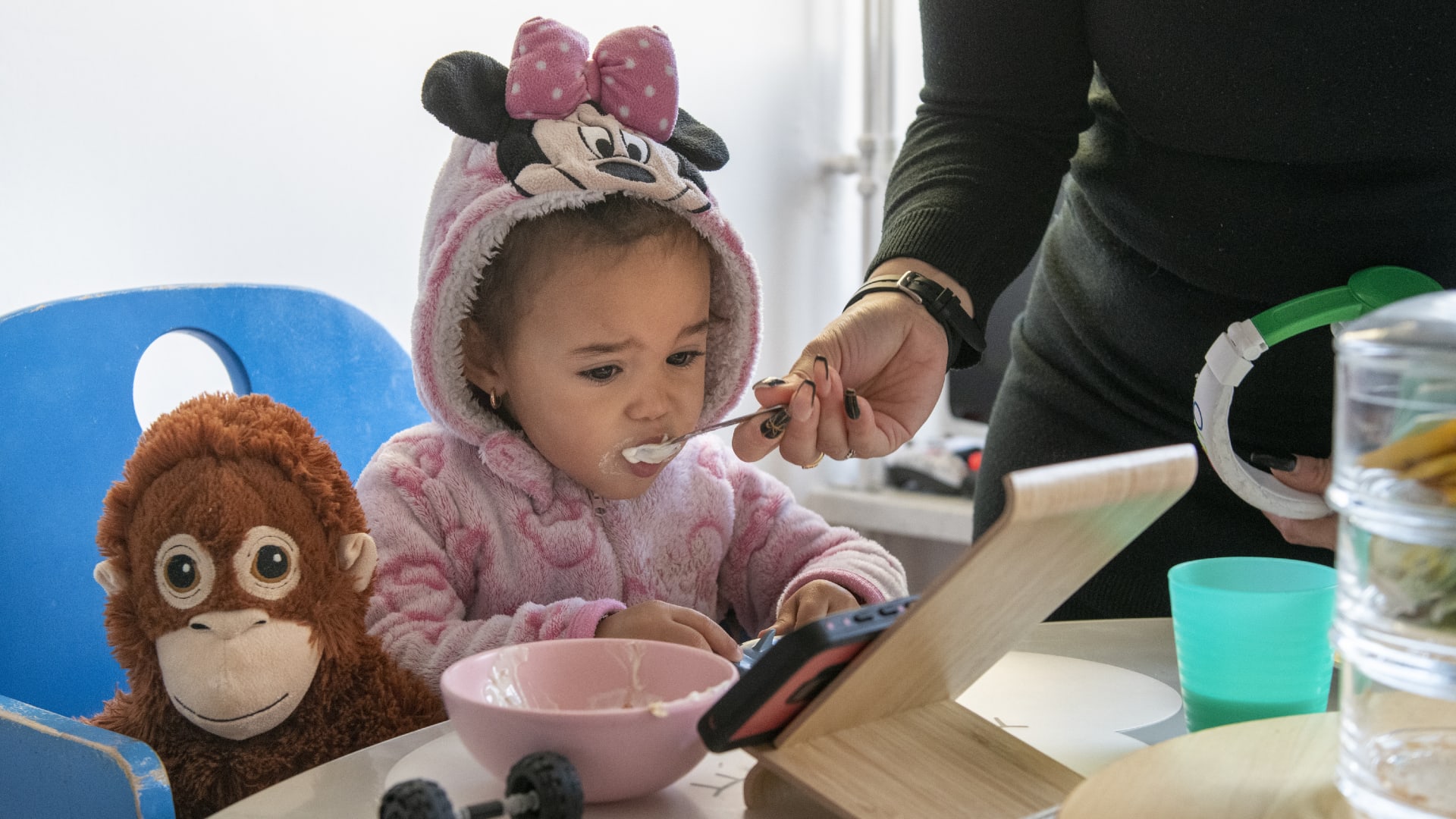 Jonge kinderen krijgen te veel schermtijd en dat is schadelijk