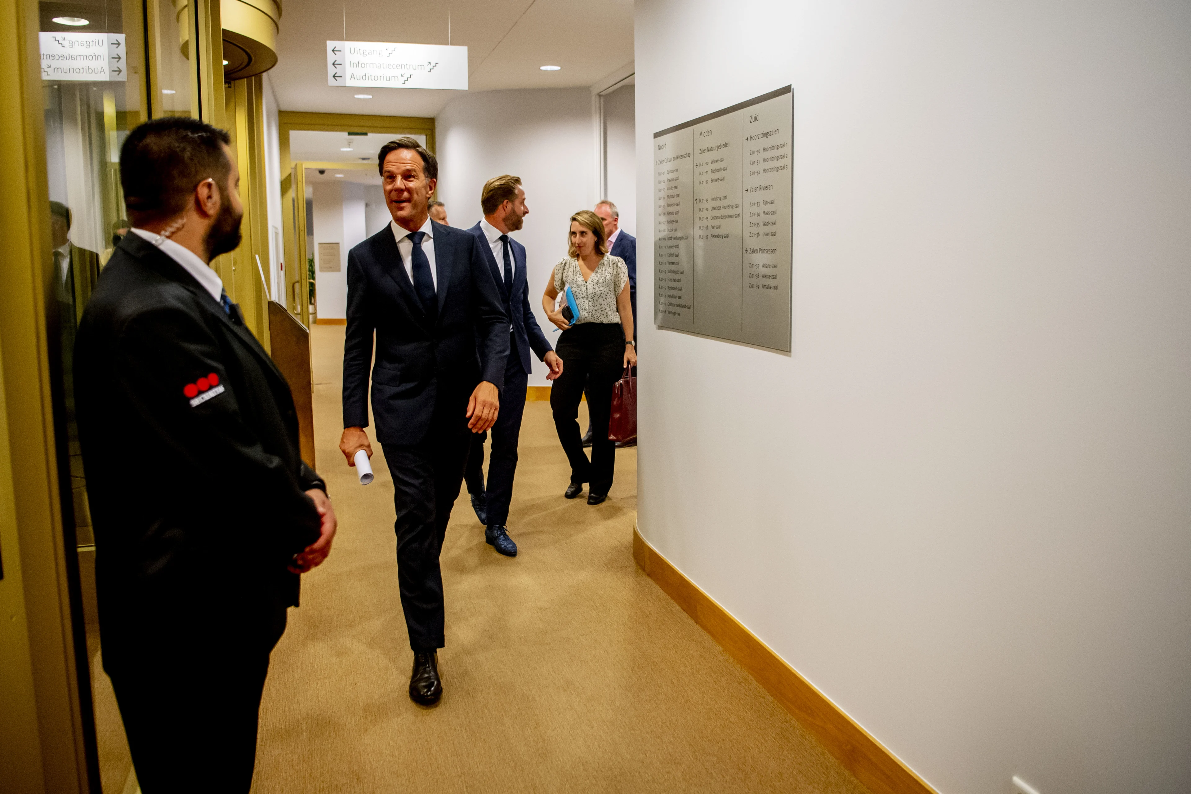 Ministerie extra beveiligd in aanloop naar coronapersconferentie