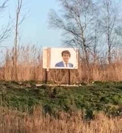 Jongen schiet met carbid op Jesse Klaver-poster: de één vindt het 'geniaal', de ander 'schandelijk'