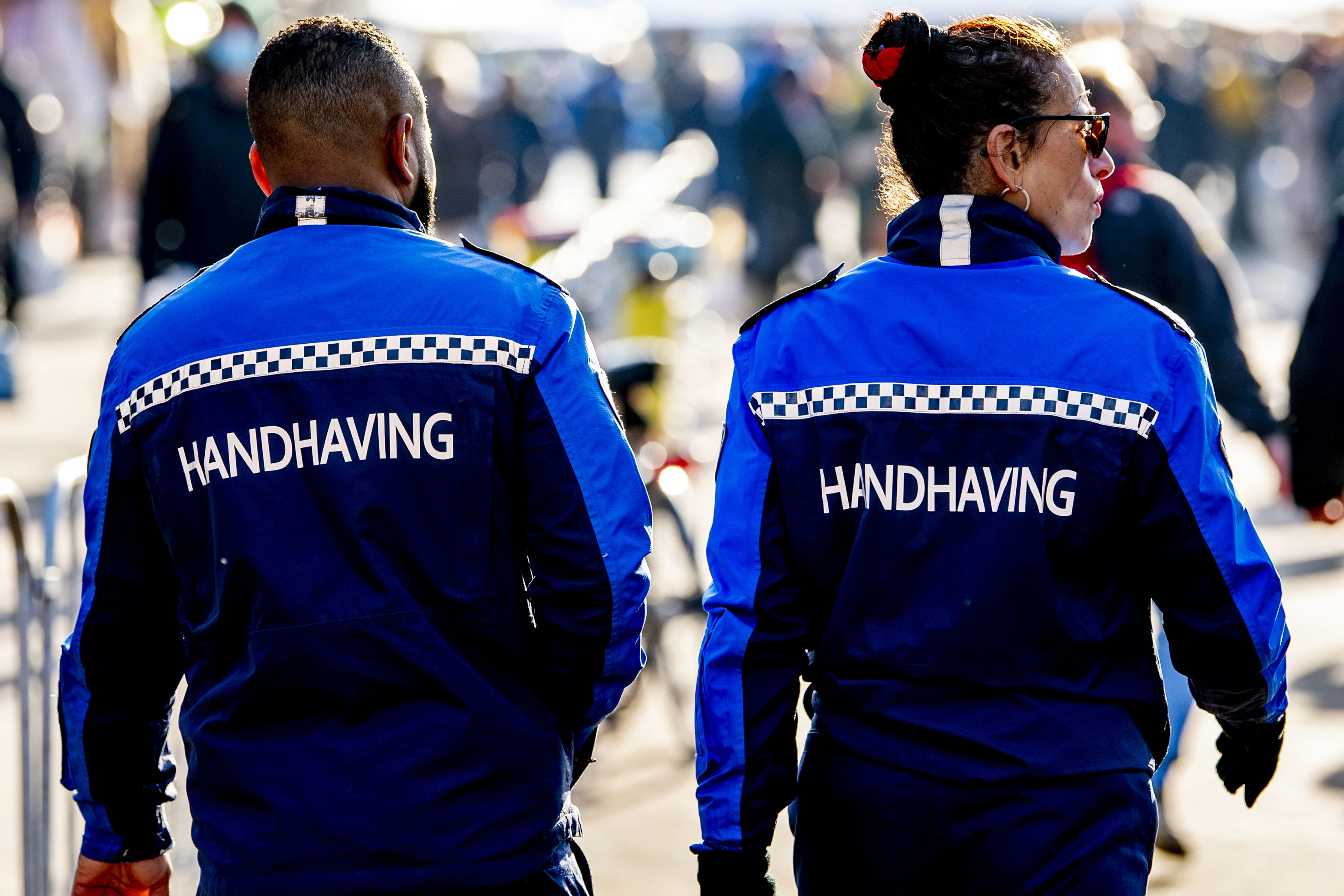 Tien gemeenten doen mee aan proef met wapenstok voor boa's