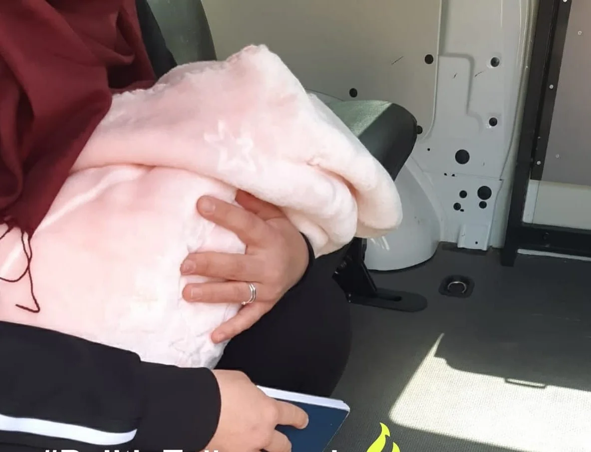 Kersverse ouders nemen hun pasgeboren baby mee als pakketje op scooter