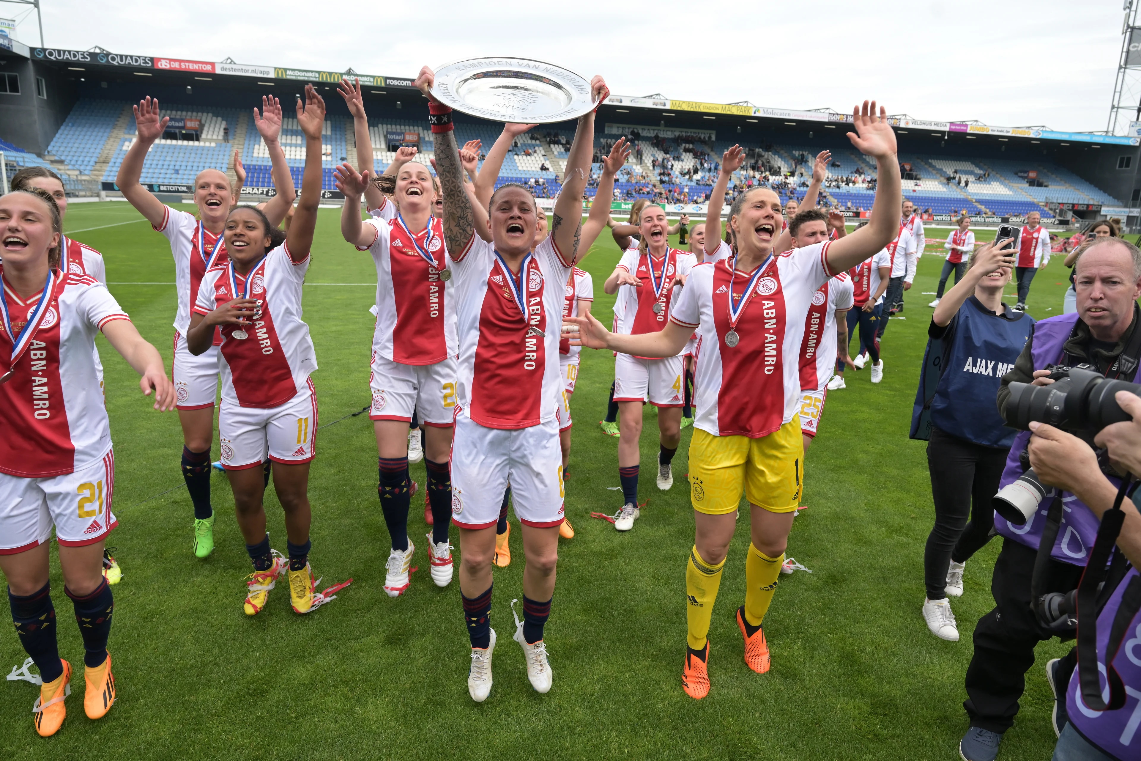 Izzy (12) vraagt Ajax-directeur om vrouwenteam toch te huldigen: ‘Kom op Edwin, de bal ligt bij jou’