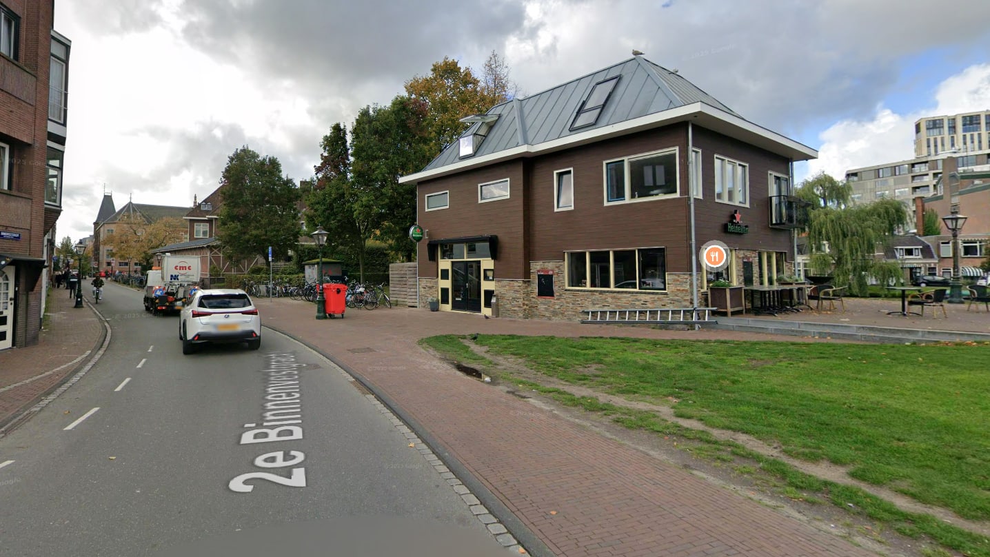 Wildplassen in centrum Leiden leidt tot arrestatie van vijf mannen