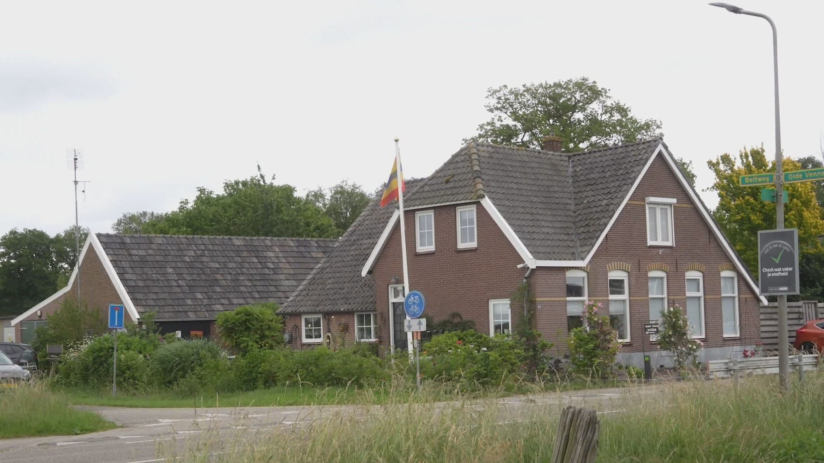 Witte pakken bij politieonderzoek bij boerderij in buitengebied Ommen