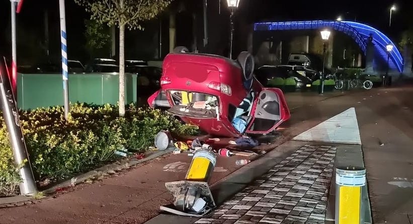 Auto slaat over de kop nadat dronken bestuurder paaltje omver rijdt