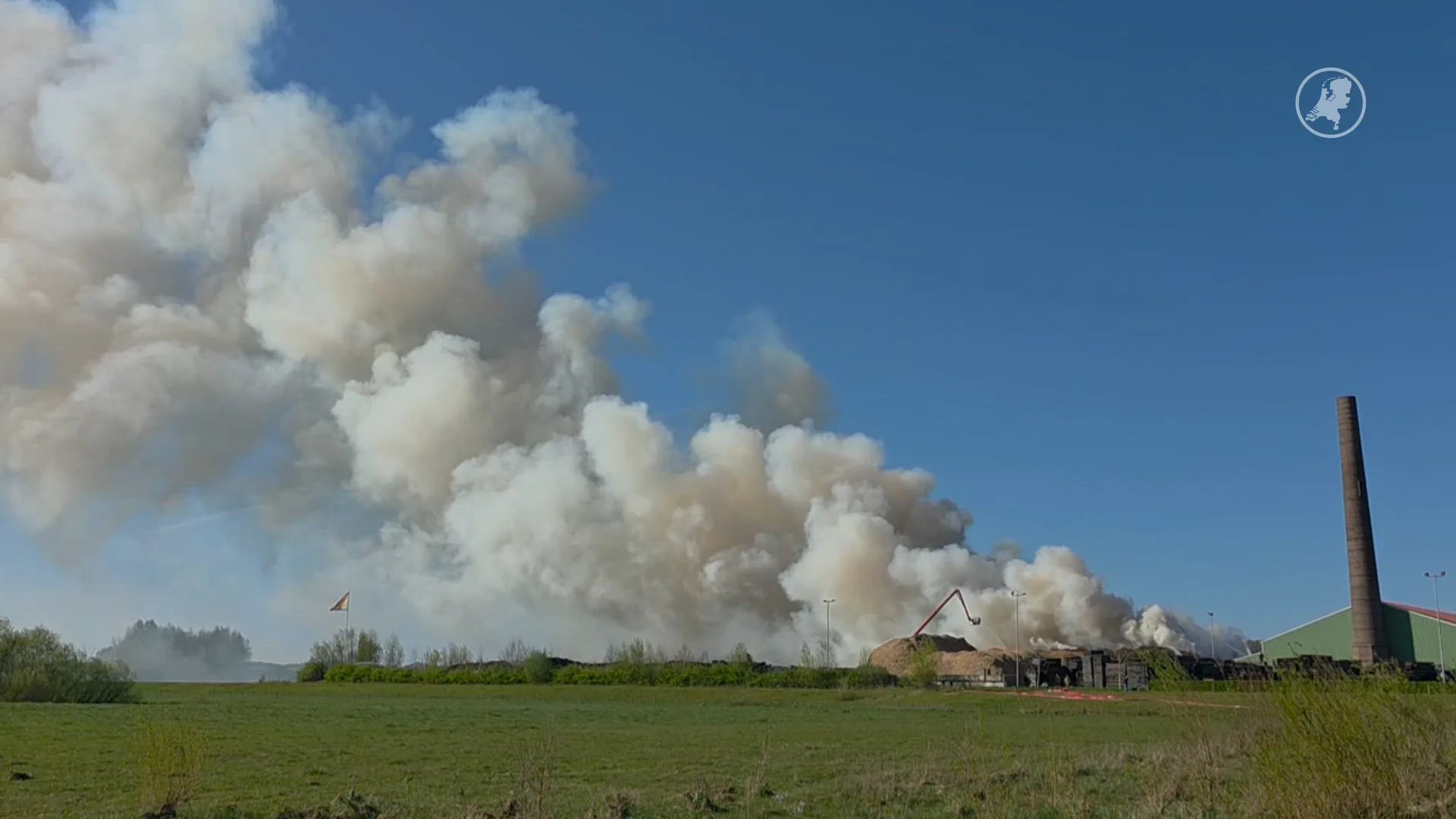 Zeer grote brand Doorwerth zorgt voor rookoverlast op A50