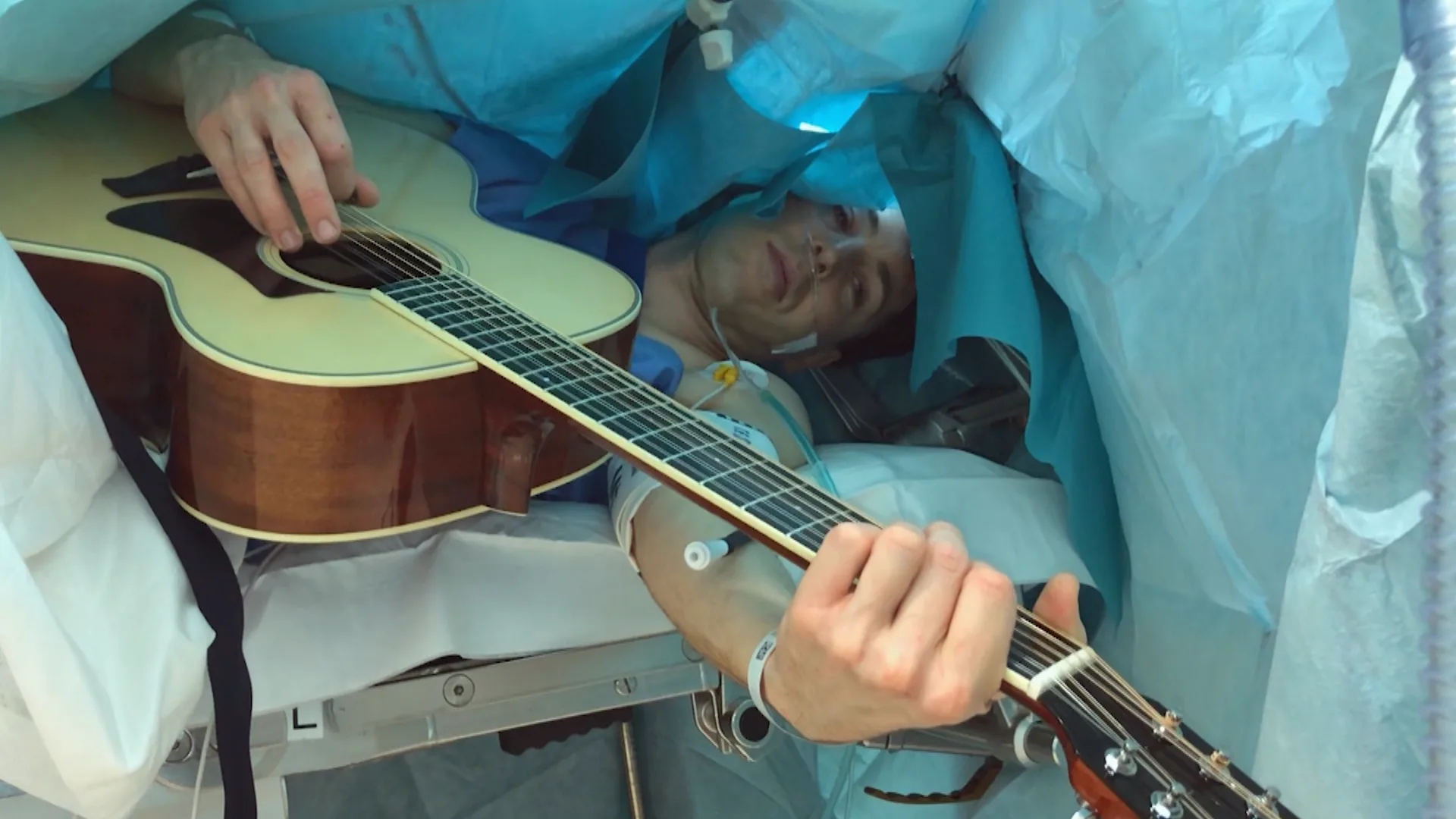 Bizar: Jelle (34) speelde gitaar tijdens zijn eigen hersenoperatie