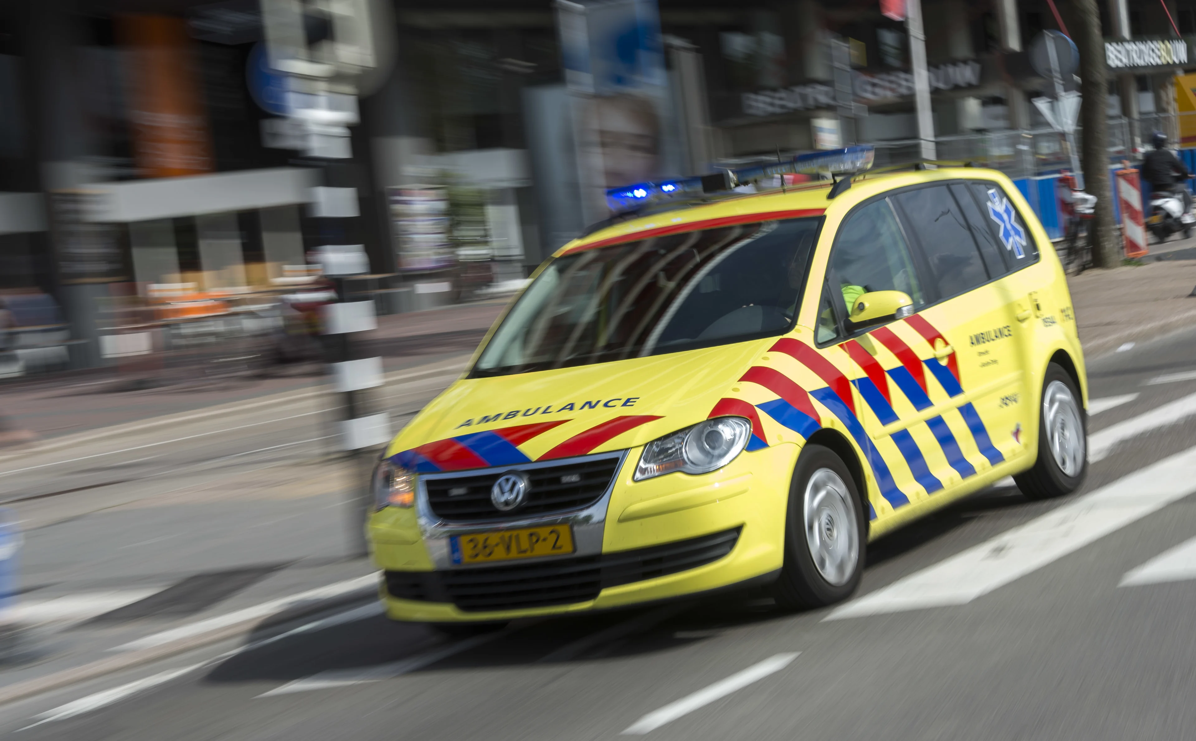 Voetganger (80) overleden na aanrijding op zebrapad Breda