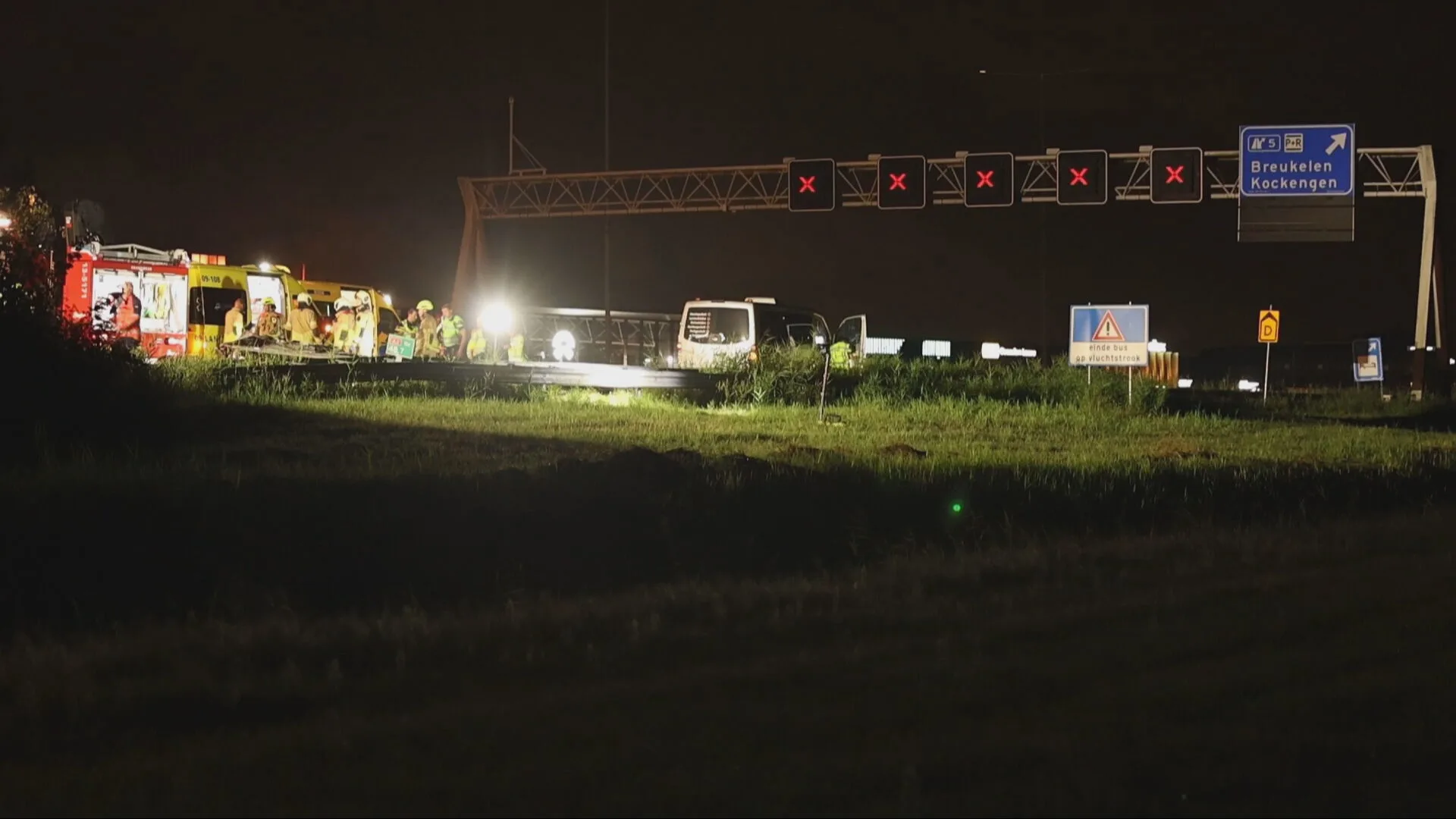 A2 bij Breukelen richting Utrecht dicht na ongeval: 'Weg bezaaid met rommel'
