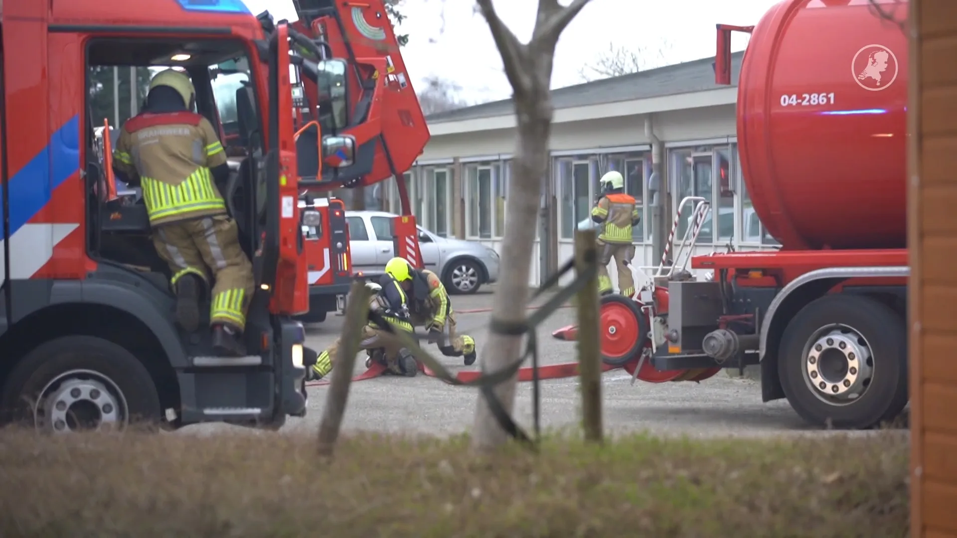 Uitslaande brand bij AZC Schalkhaar: grote inzet brandweer, 60 evacuaties