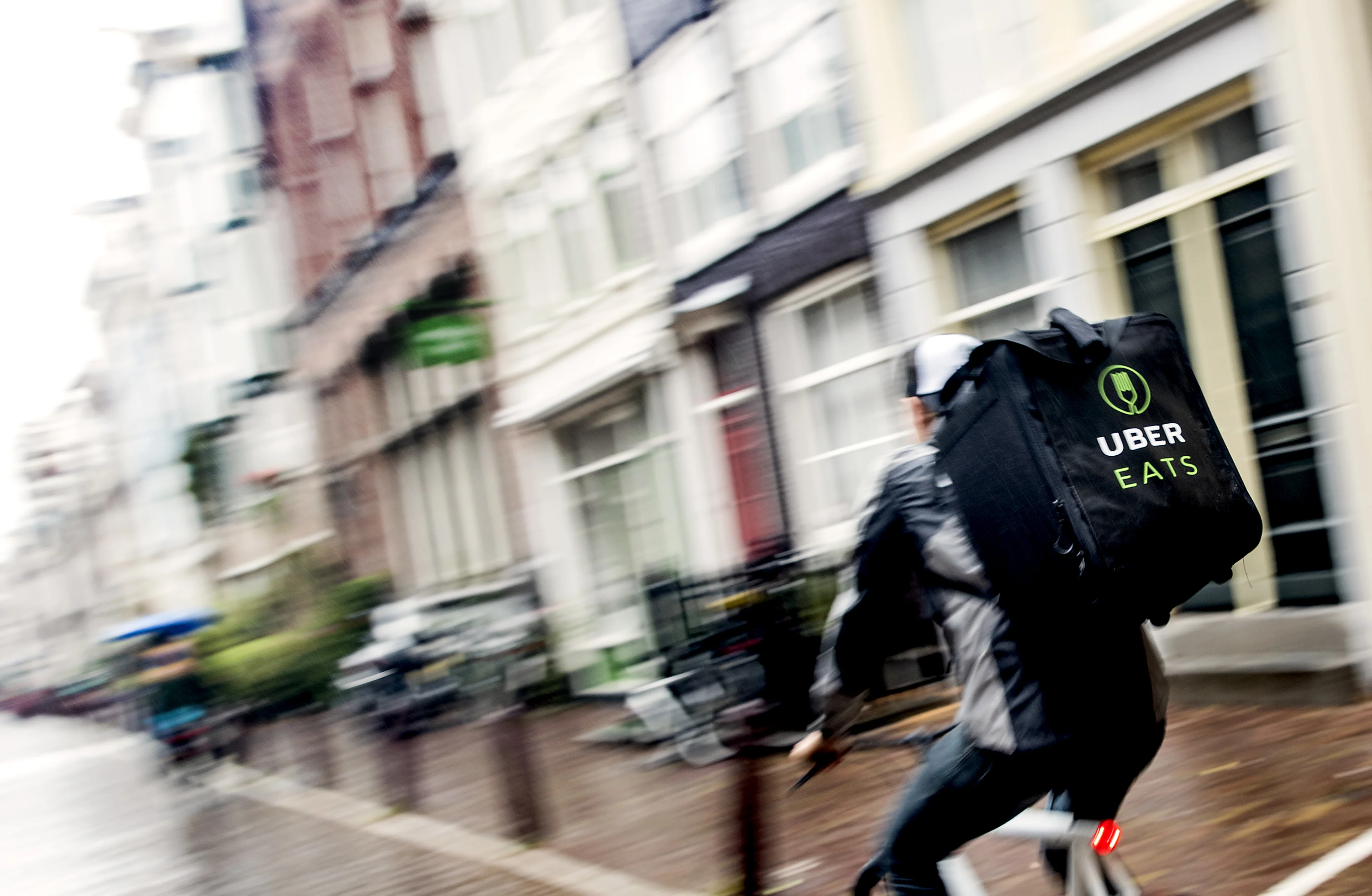 Inspectie wil af van maaltijdbezorgers onder de 16 jaar