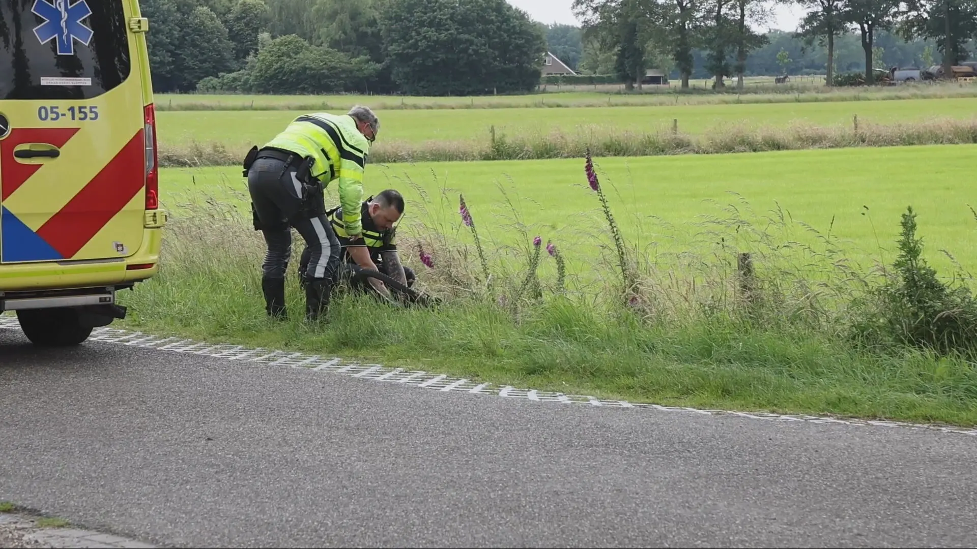 Wielrenner omgekomen door aanrijding met busje met kinderen in Haarle