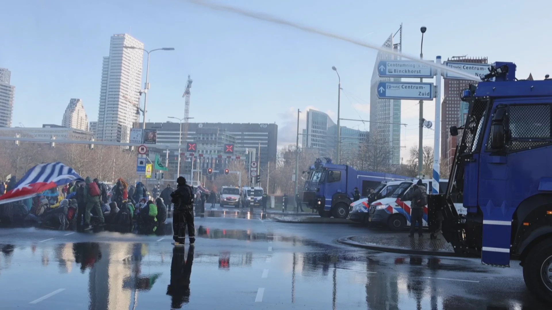Politie zet waterkanon in tegen demonstranten klimaatprotest A12