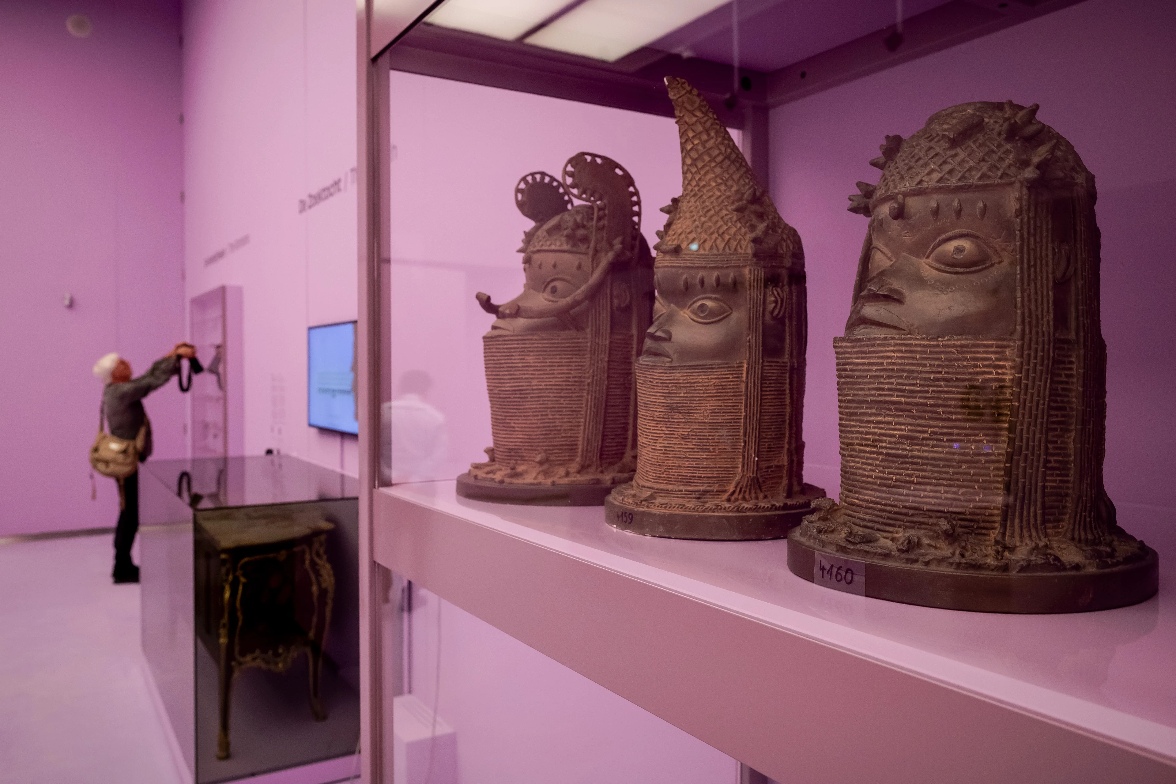 Nederland geeft geroofde Benin Bronzen terug aan Nigeria