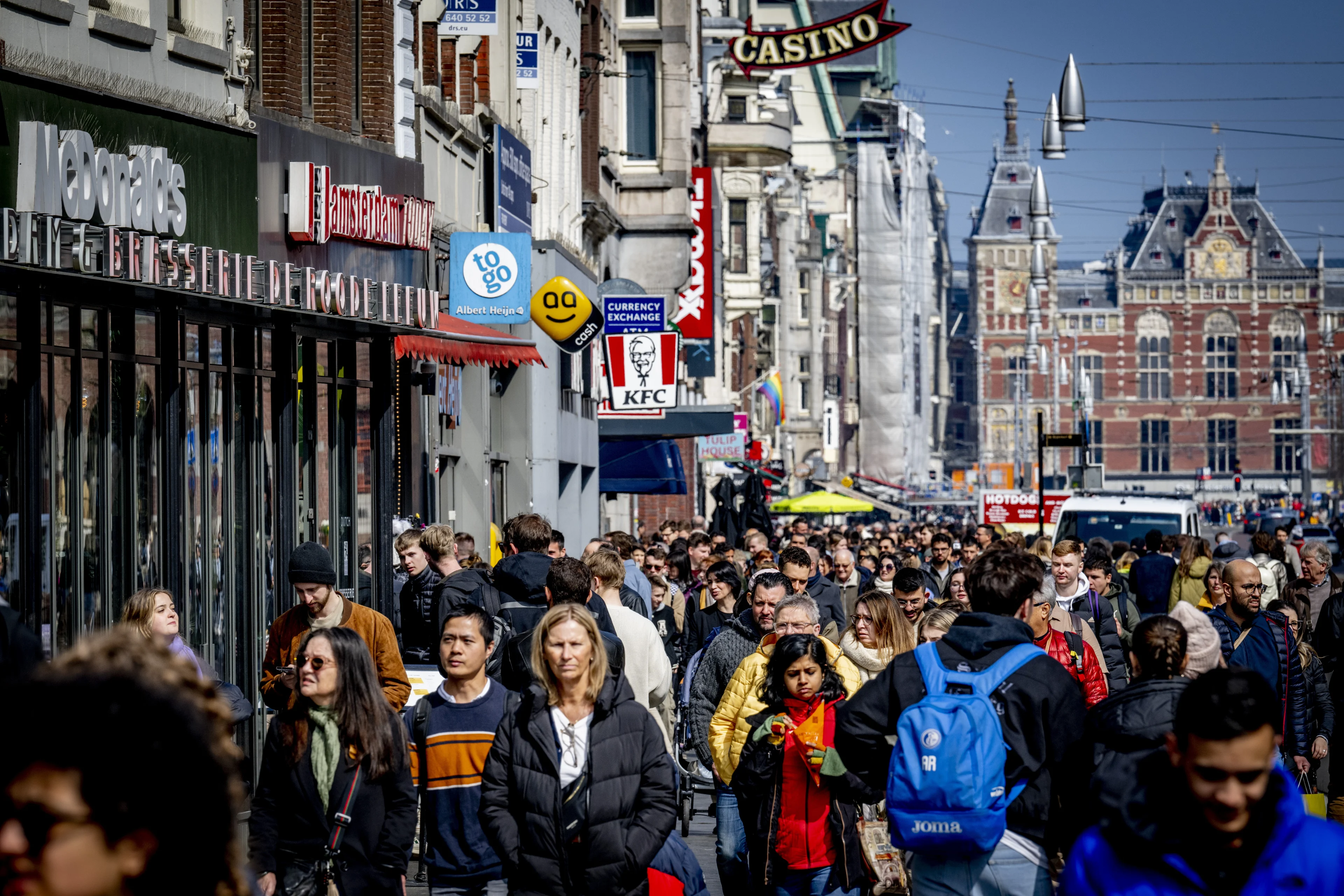 Bewoners slepen gemeente voor rechter om toeristenstroom Amsterdam af te remmen
