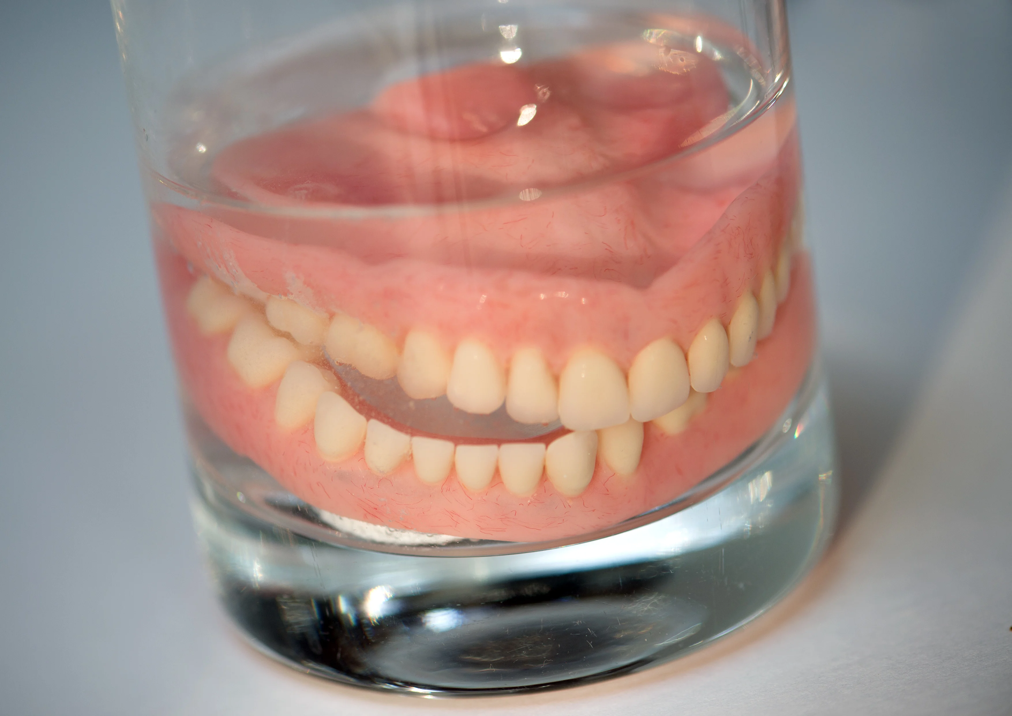 Bizar: kunstgebit komt boven de grond uit op begraafplaats