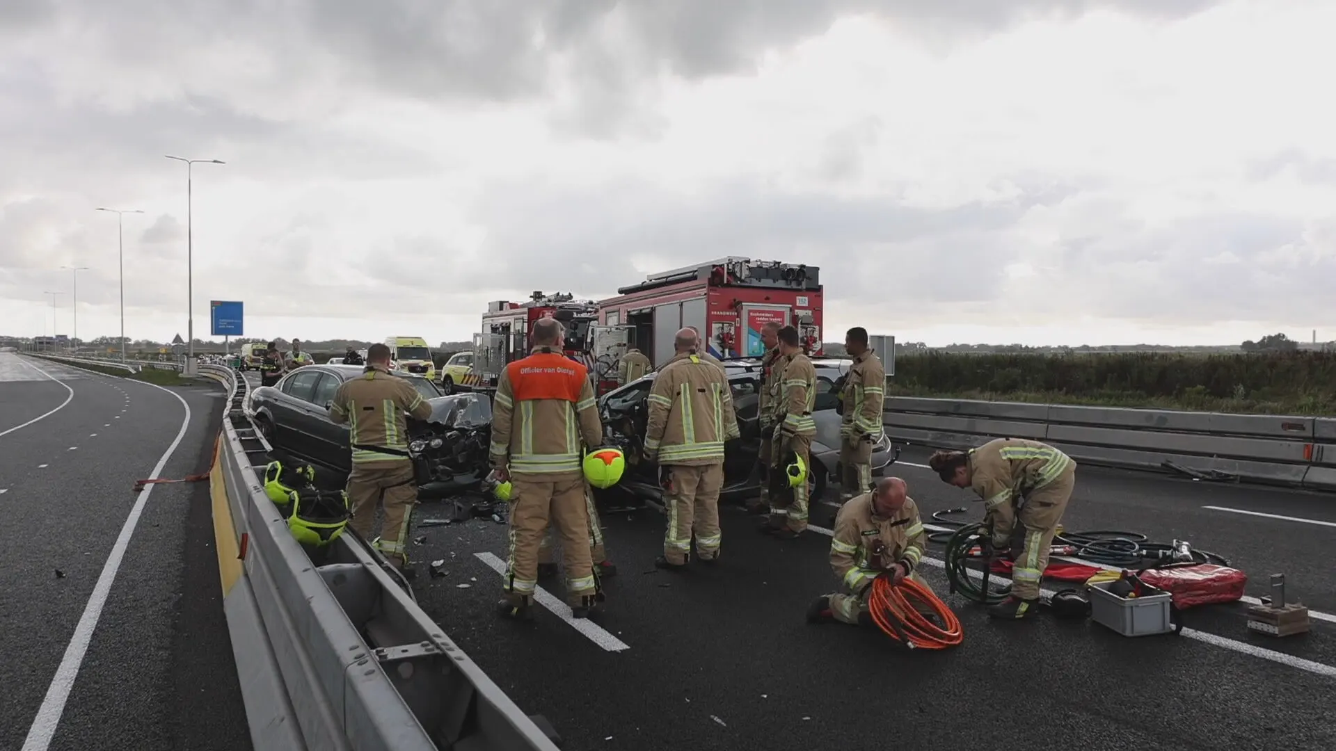 Ernstig verkeersongeluk in Rotterdam, gewonden bij frontale botsing met vier auto's