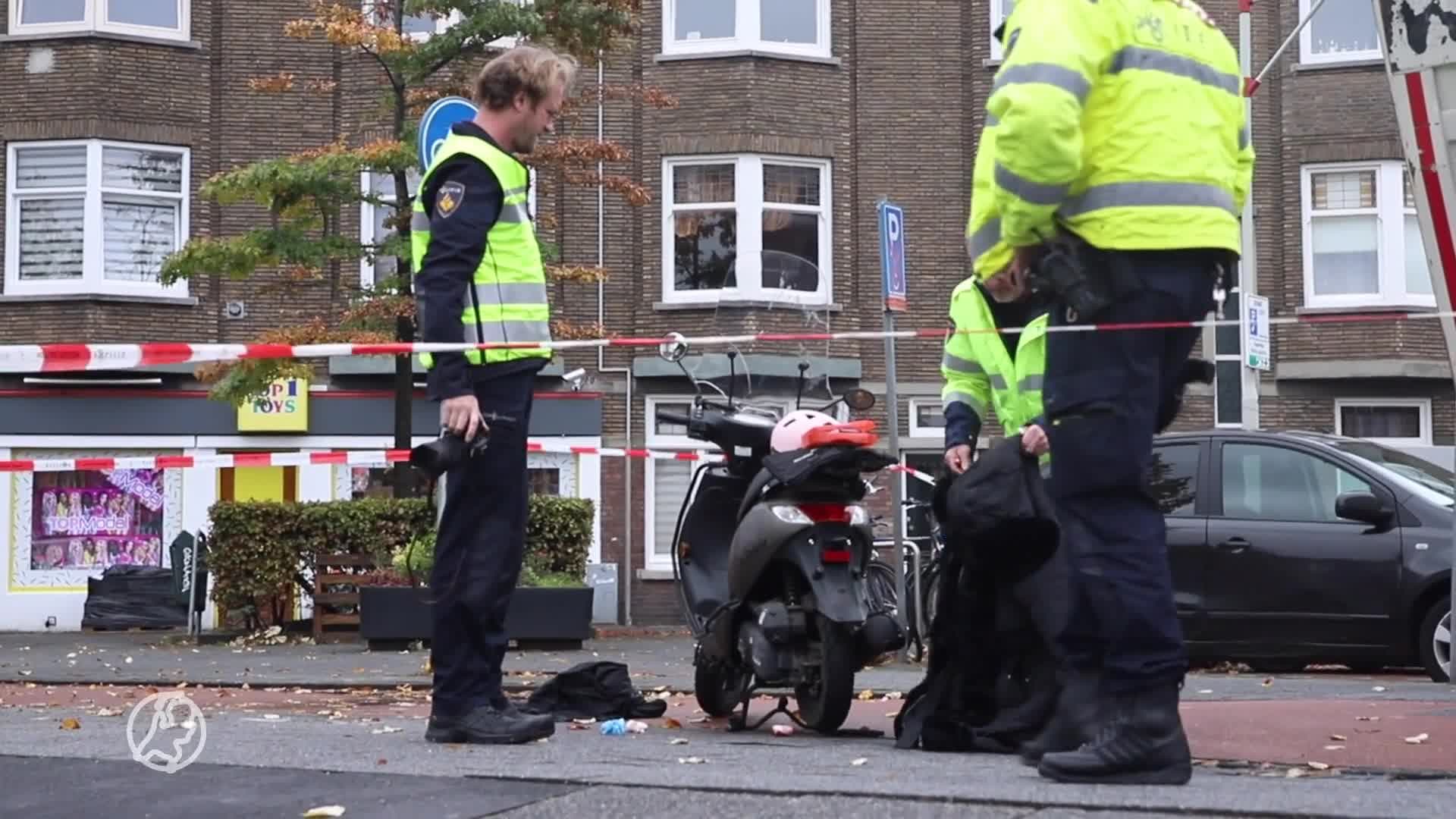 Scooterrijder gewond door botsing tegen openstaande laadklep vrachtwagen
