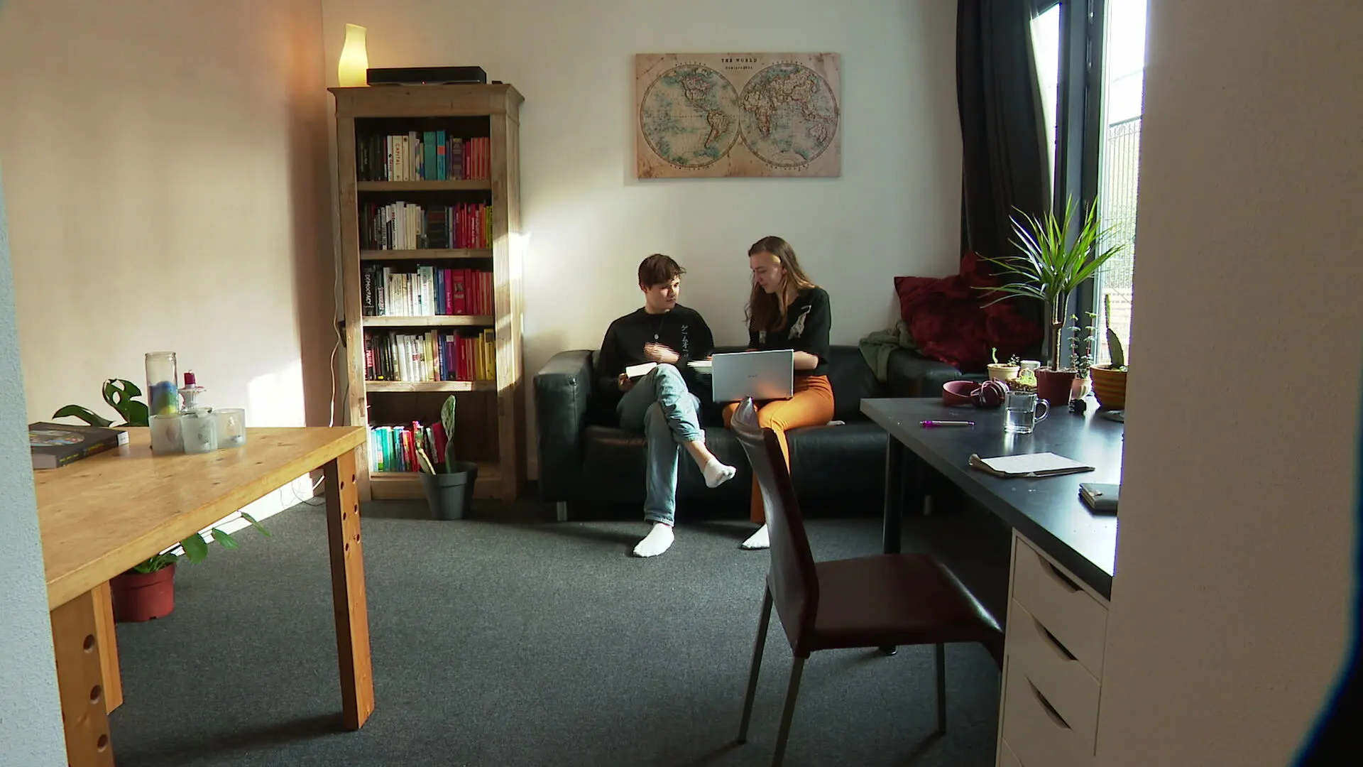 Meer dan de helft van de jongeren voelt zich moe en somber door coronacrisis