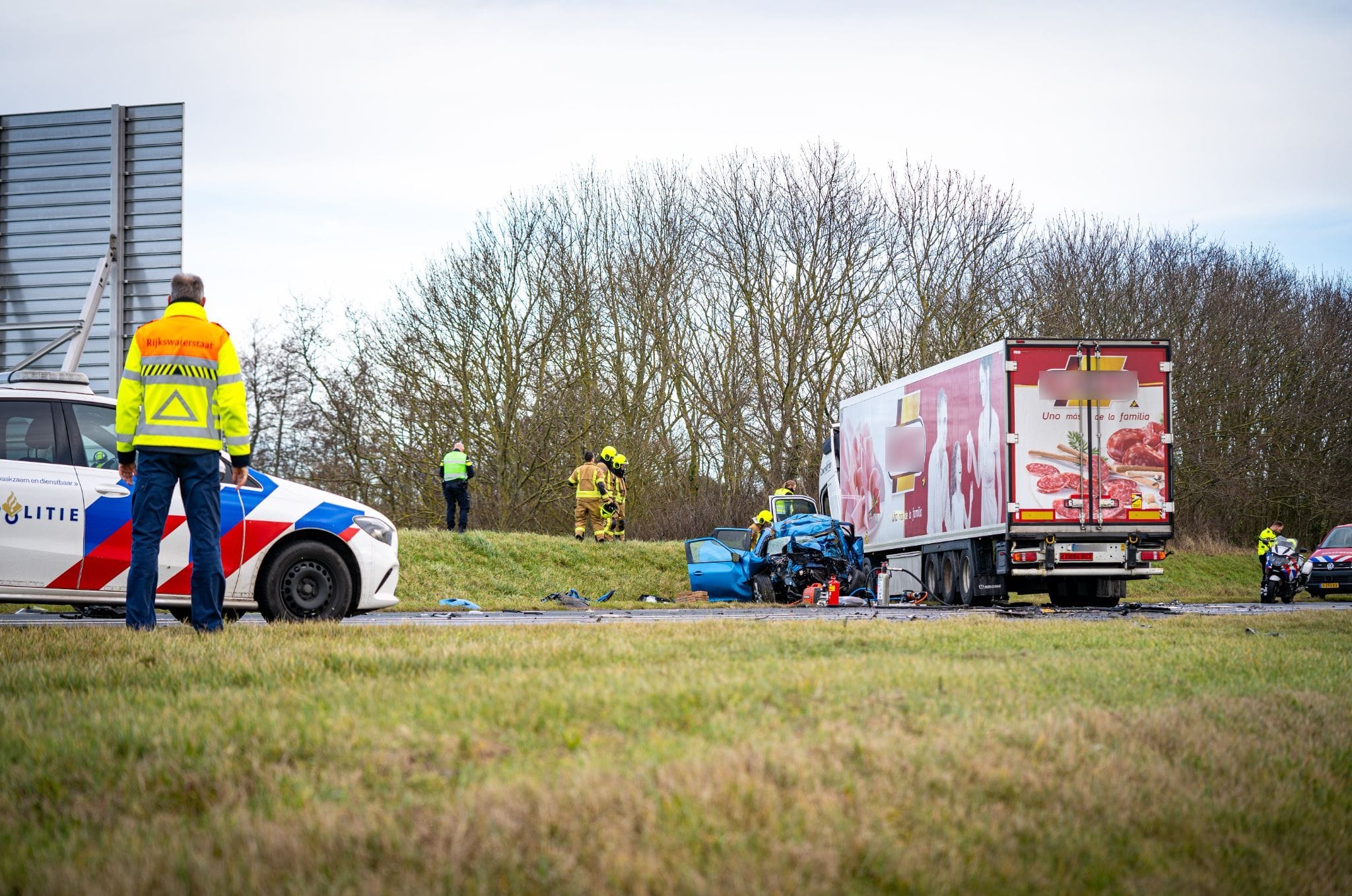 Man (68) overleden bij frontale botsing op N57, vrachtwagenchauffeur aangehouden