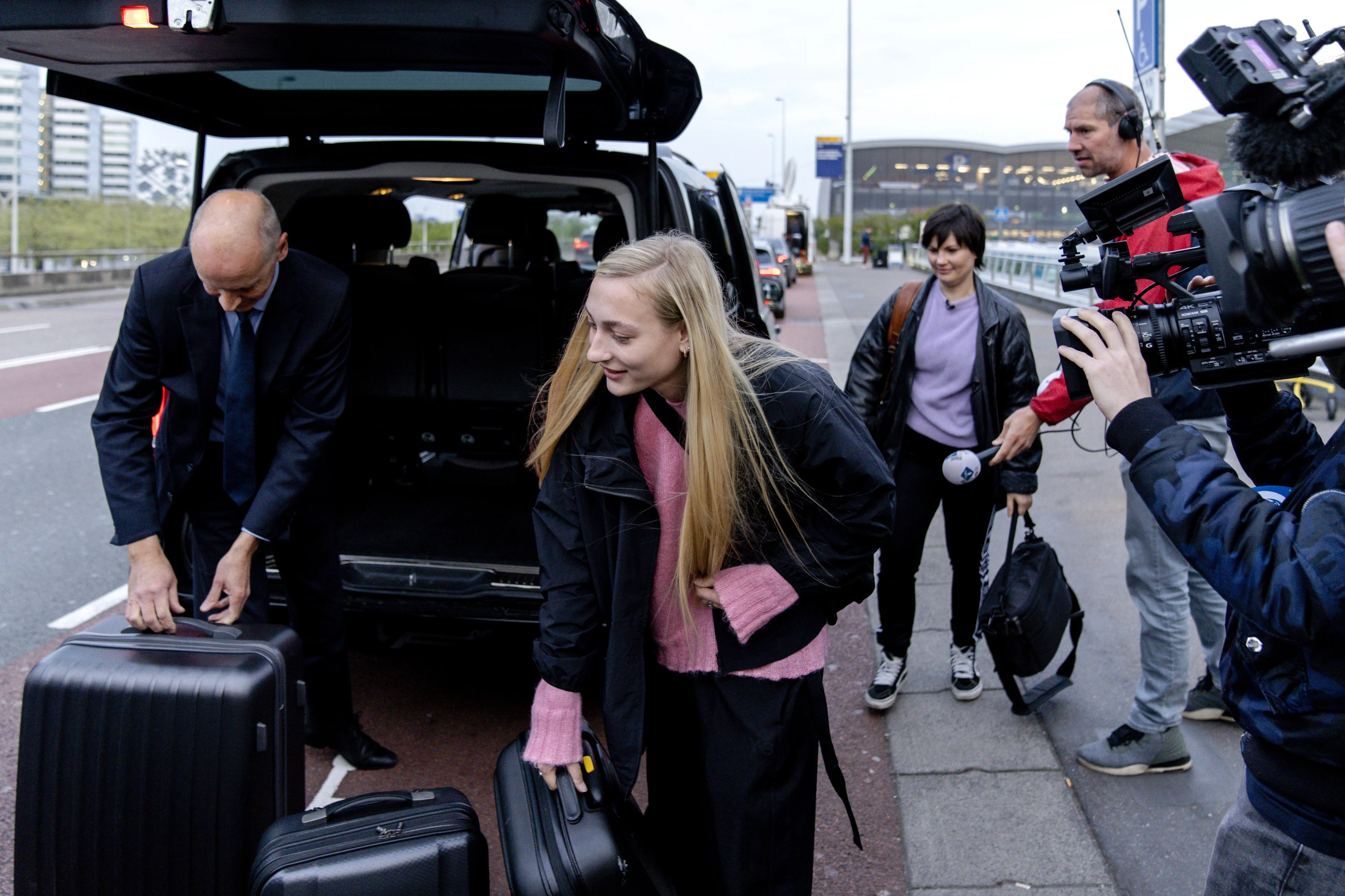 VIDEO: S10 vertrekt vanaf Schiphol naar Eurovisie Songfestival in Turijn