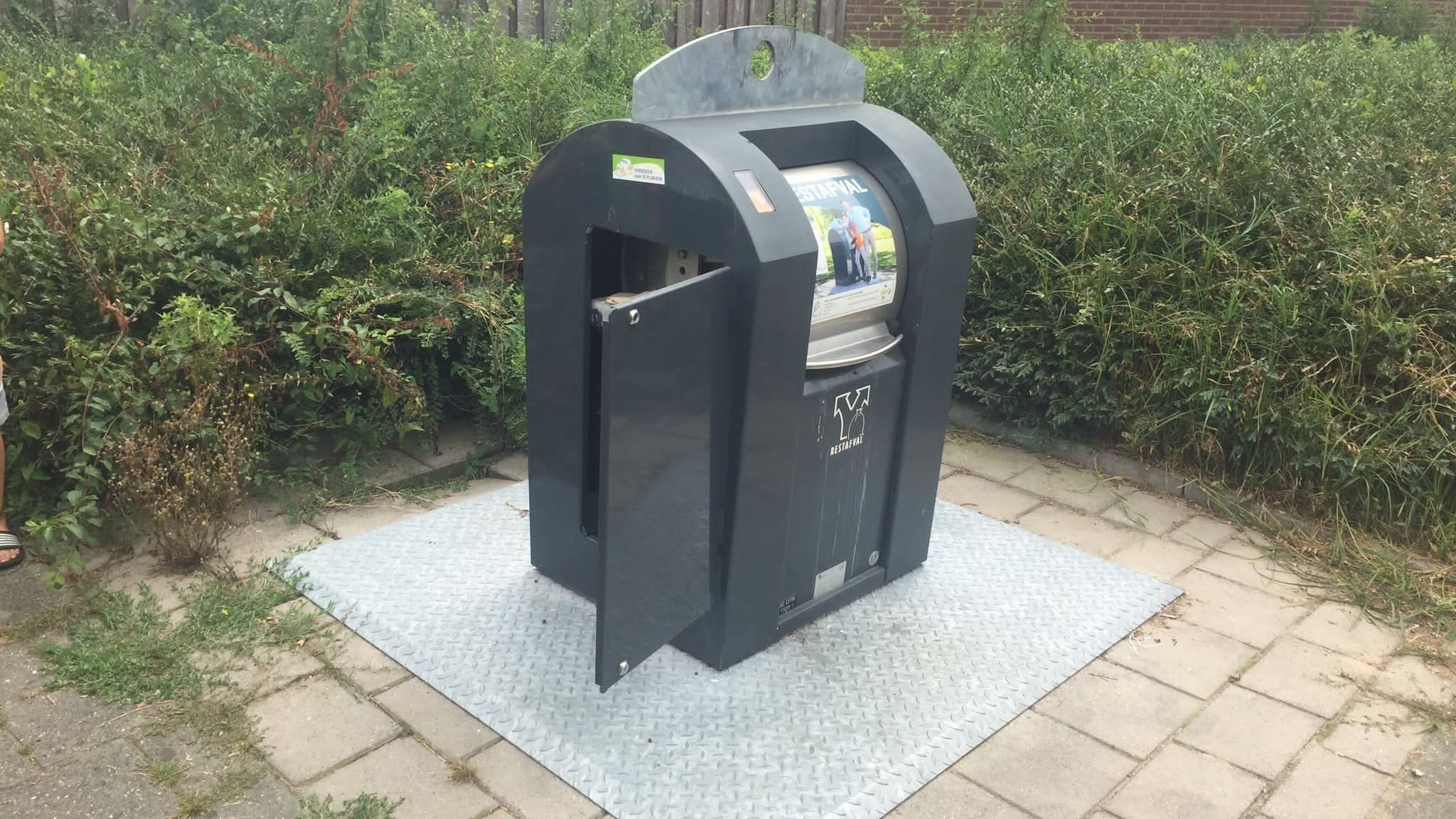 Kat gevonden in afvalcontainer in Kerkdriel, vermoedelijk gedumpt