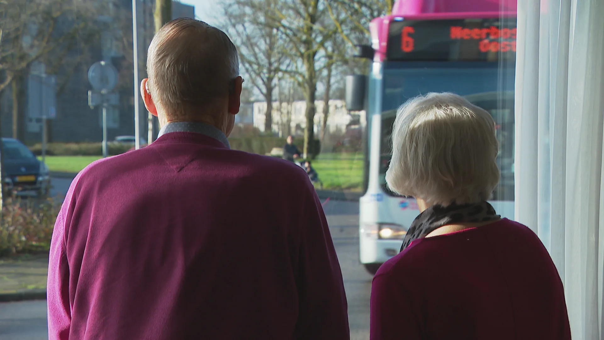 Lijnbus komt recht op de woonkamer van Theo en Mia af