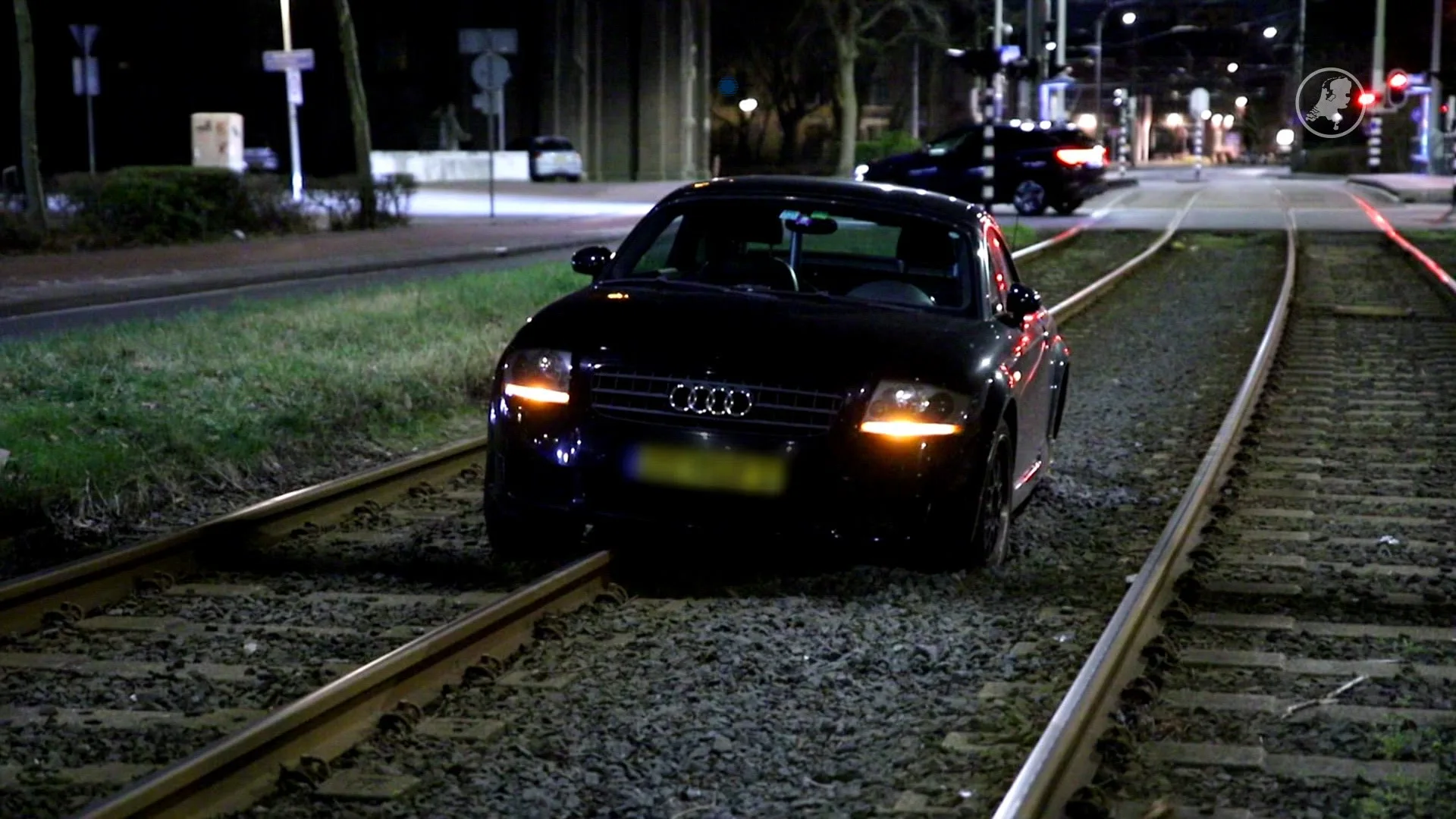 Automobiliste rijdt tramrails op en komt vast te zitten