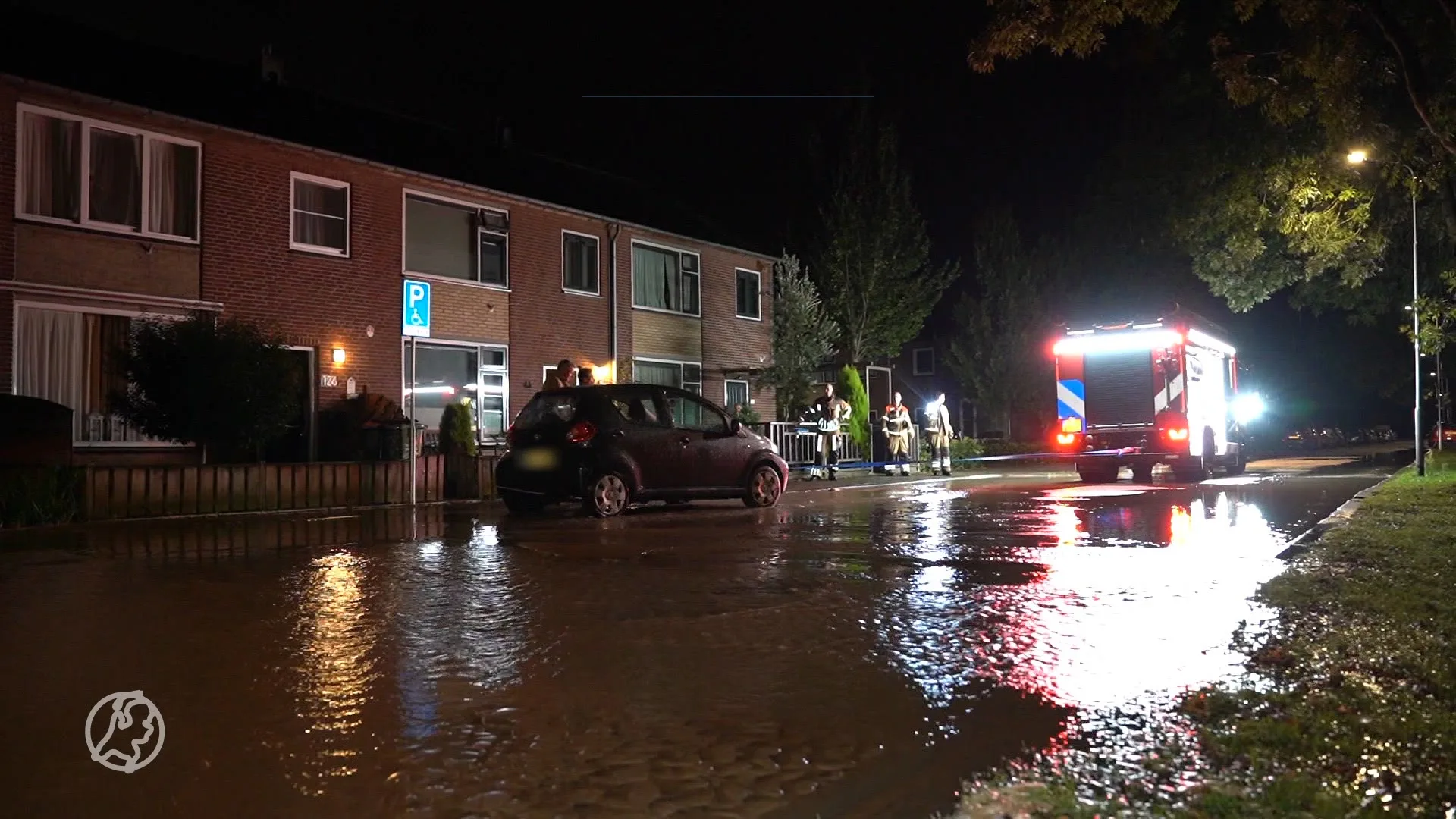 Gesprongen waterleiding veroorzaakt waterballet in straat Den Bosch