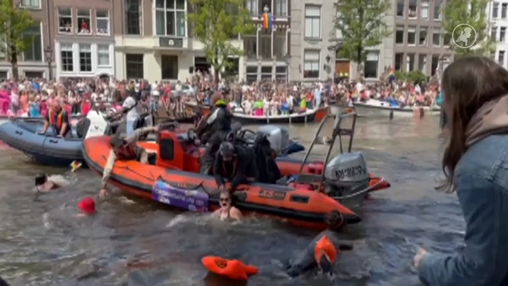 Activisten opgepakt bij Canal Parade na protest tegen boot Booking.com