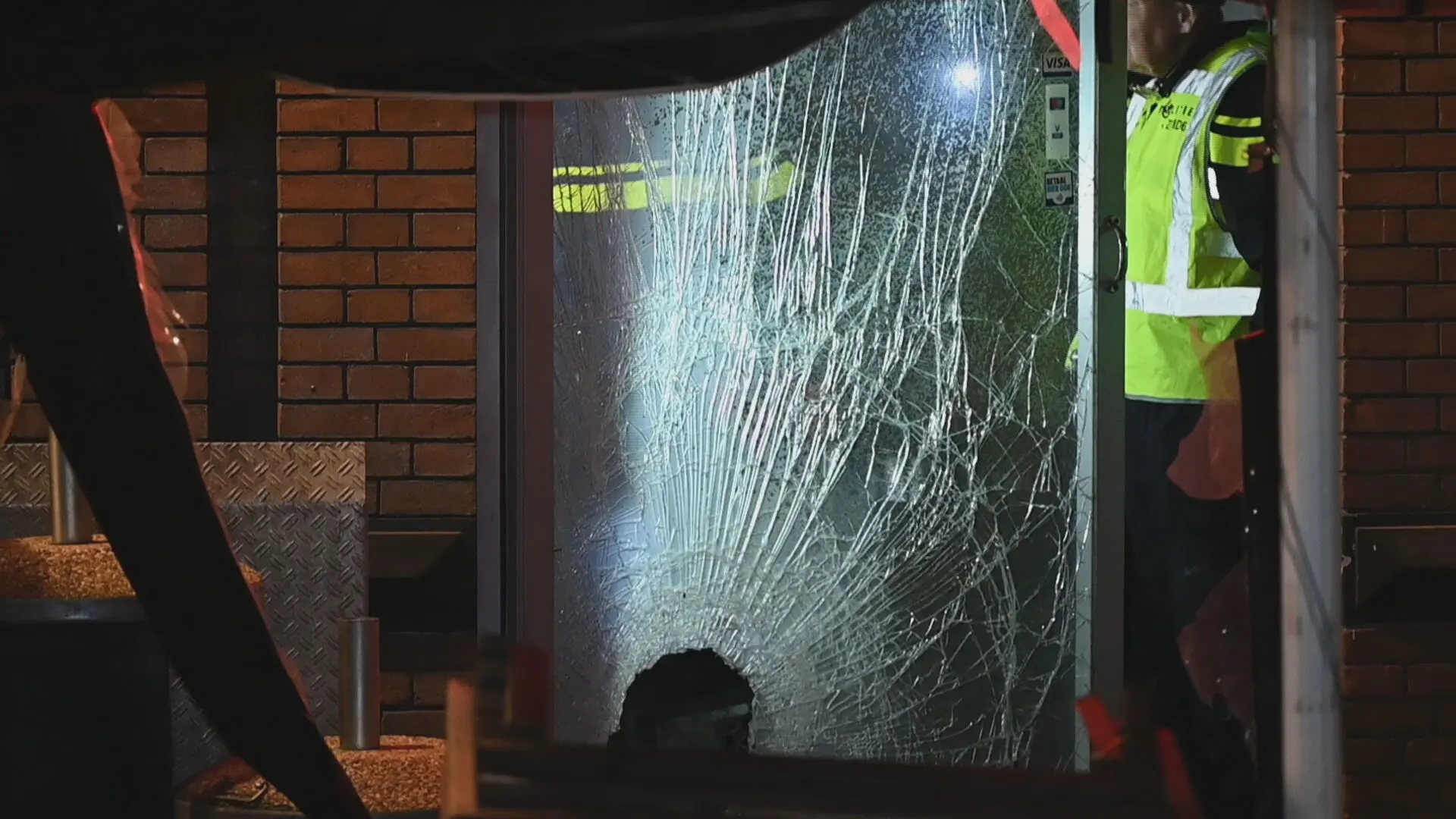 'Forse' explosie bij shishalounge in uitgaanscentrum Tilburg, weg bezaaid met glas