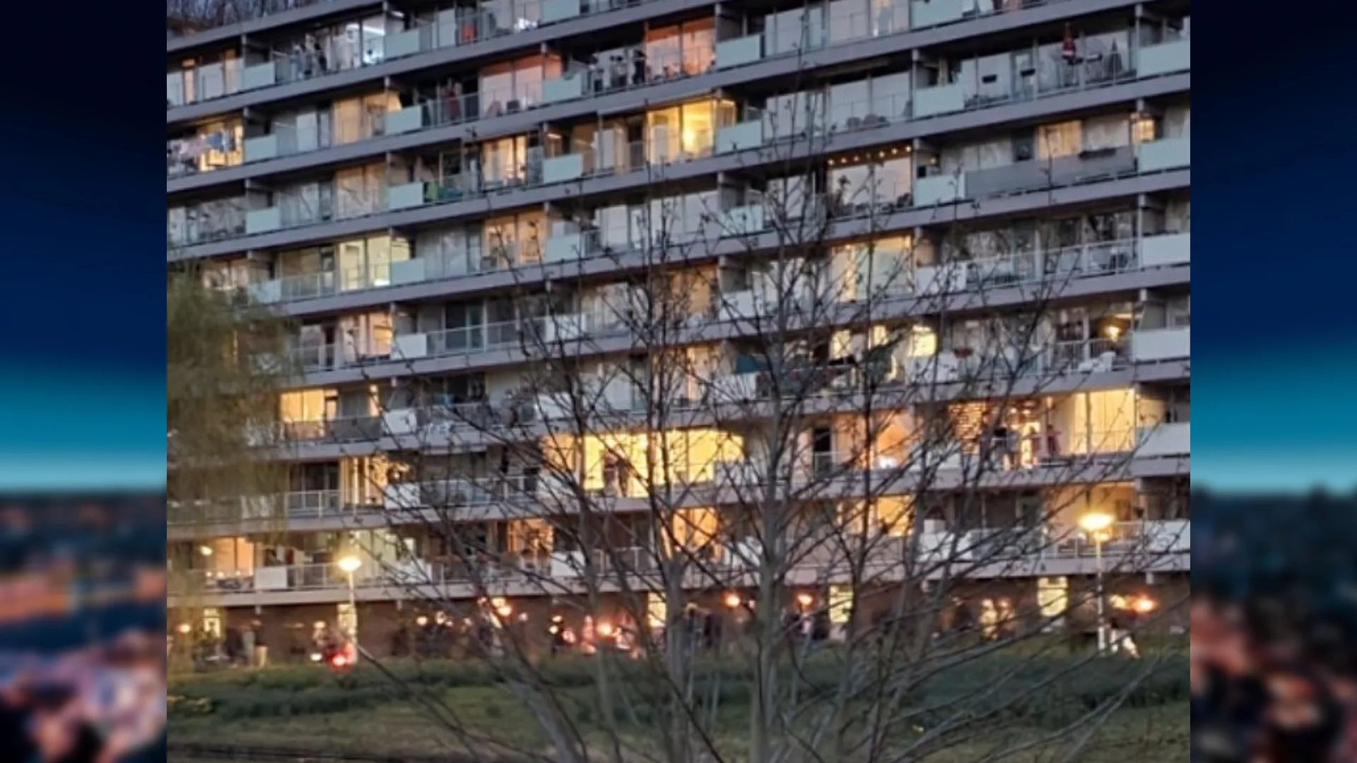 Tientallen demonstranten lopen fakkeltocht tegen afgeschafte coronamaatregelen