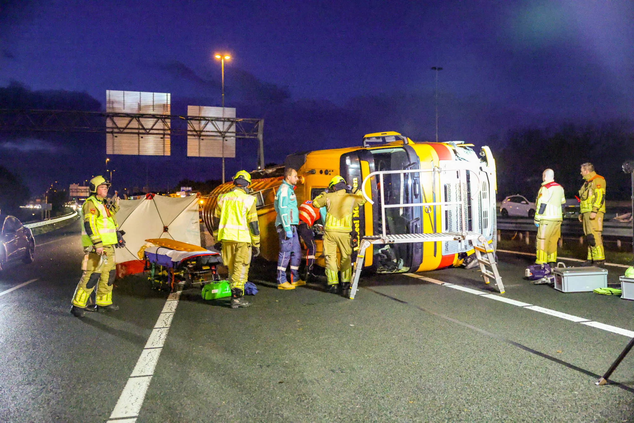 Zwaar ongeval op A28 met vrachtwagen en busje, traumahelikopter landt op snelweg