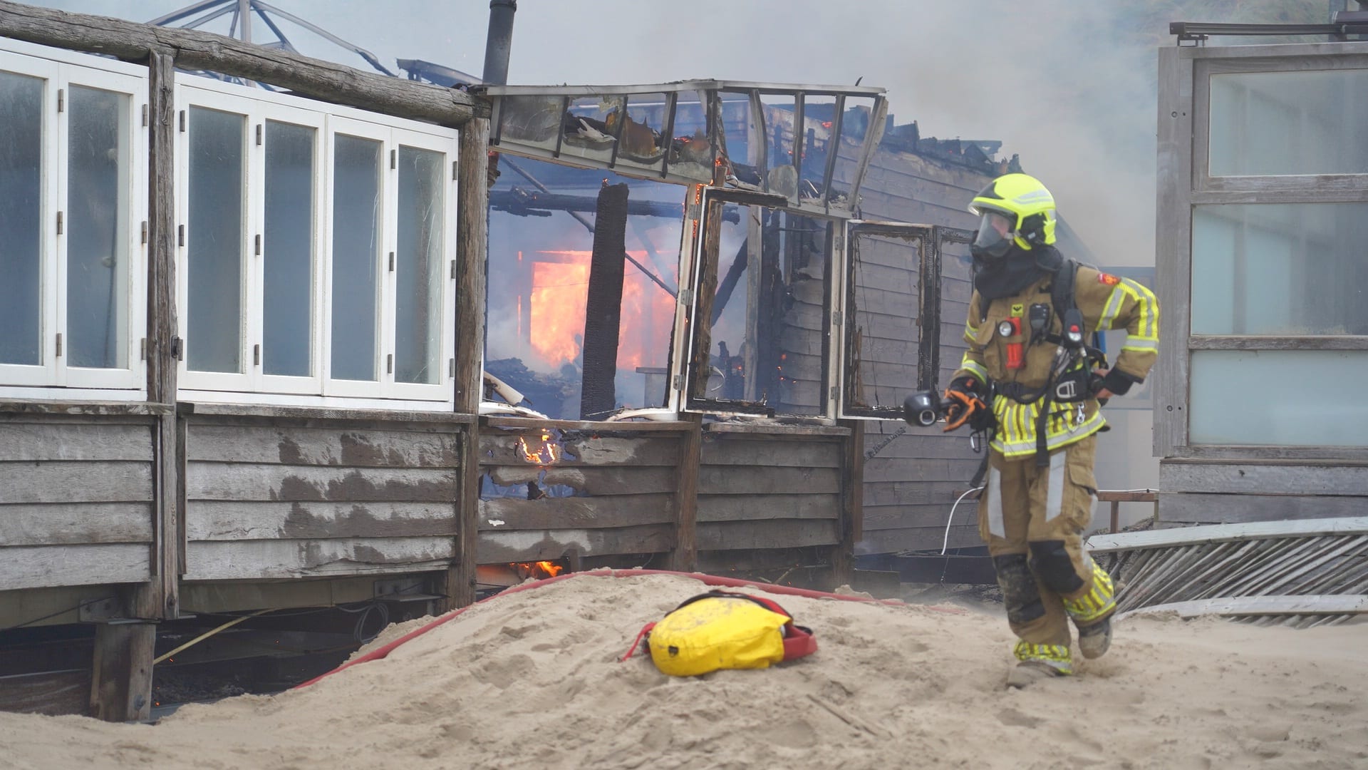 Uitslaande brand legt strandpaviljoen Castricum grotendeels in de as