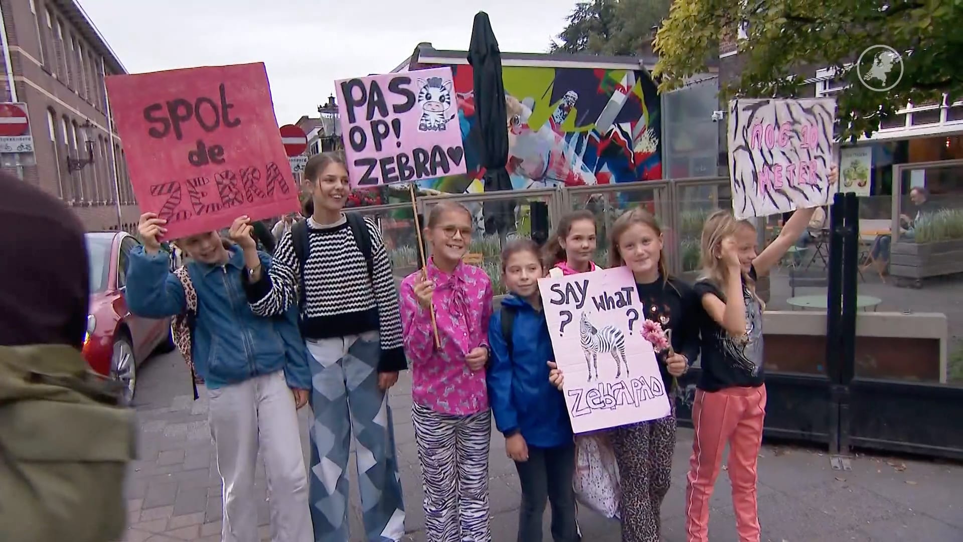 Zo willen Amsterdamse kinderen fietsers dwingen te stoppen voor druk zebrapad
