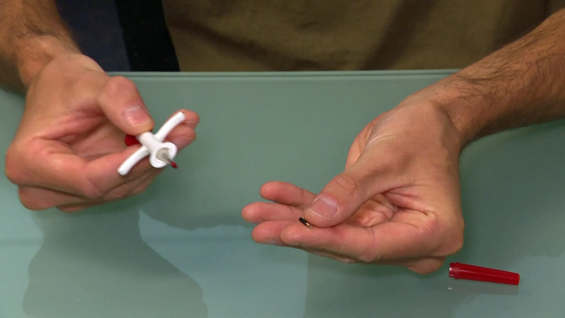 Rogier injecteert chip in zijn hand om zijn auto op slot te doen: 'Chippen hetzelfde als bij een hond of kat'