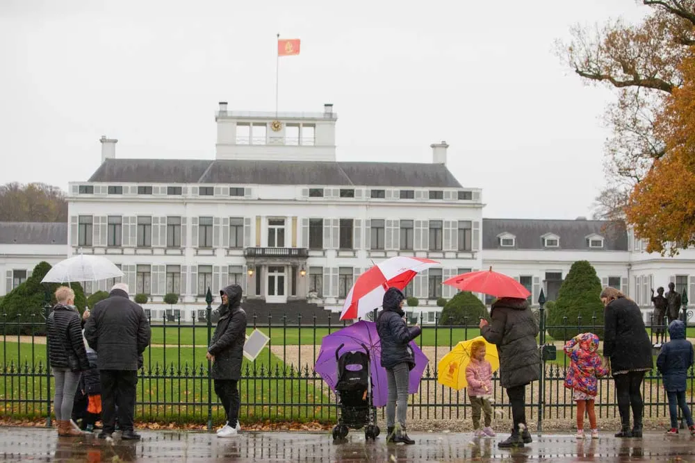 Drukte bij Paleis Soestdijk: ouders en kinderen proberen glimp op te vangen van Sint en Piet
