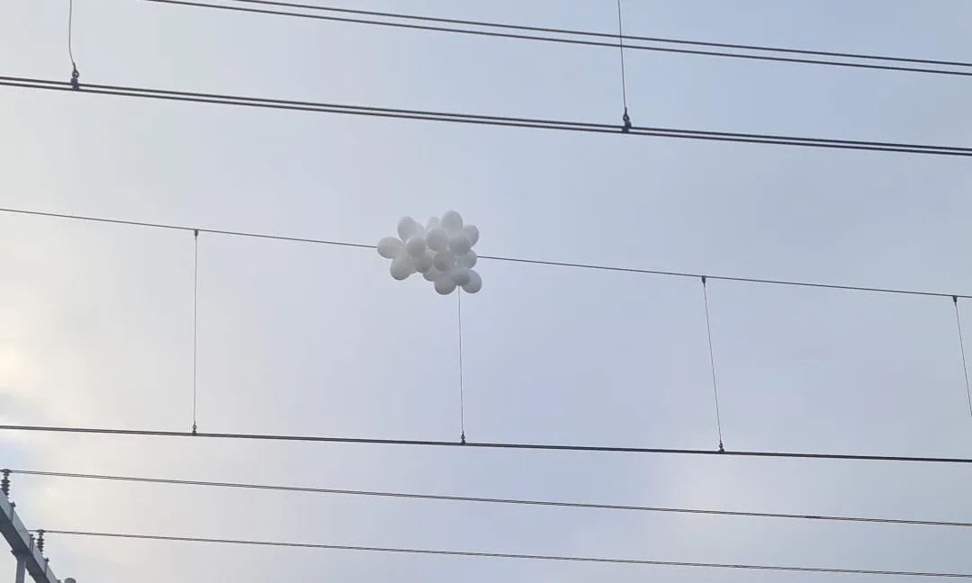 Er hangt liefde in de lucht boven het treinspoor in Utrecht