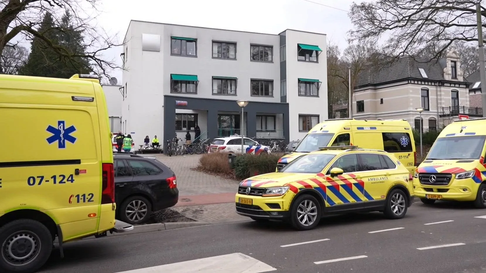 Drie gewonden bij steekincident azc Velp, verdachte aangehouden