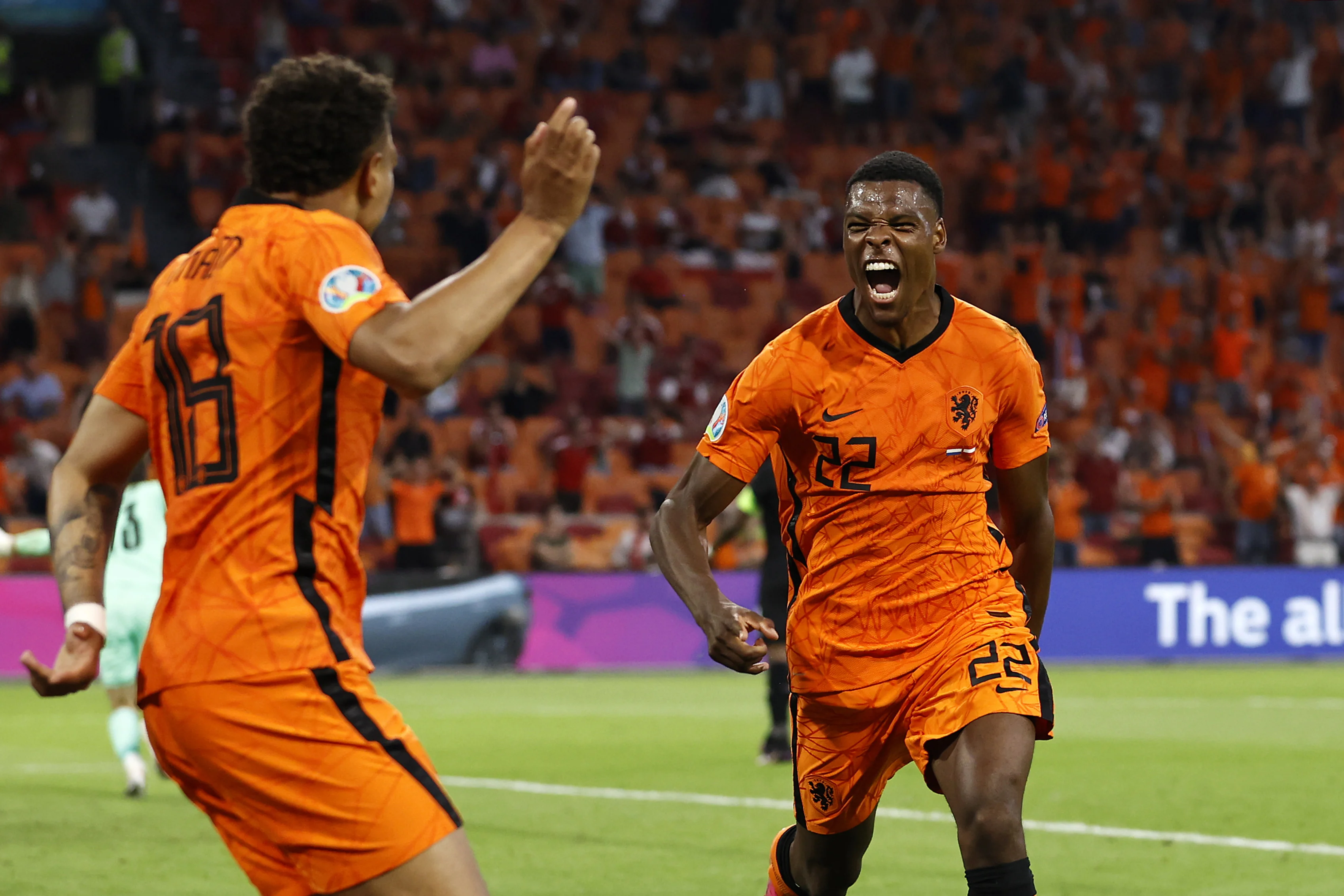 Depay en Dumfries schieten Oranje naar de achtste finales van het EK voetbal