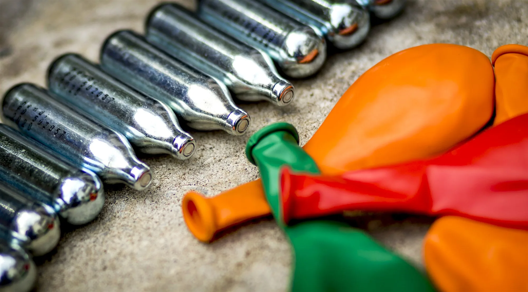 Rotterdamse schoonmakers ruimen wekelijks honderden lachgascilinders op