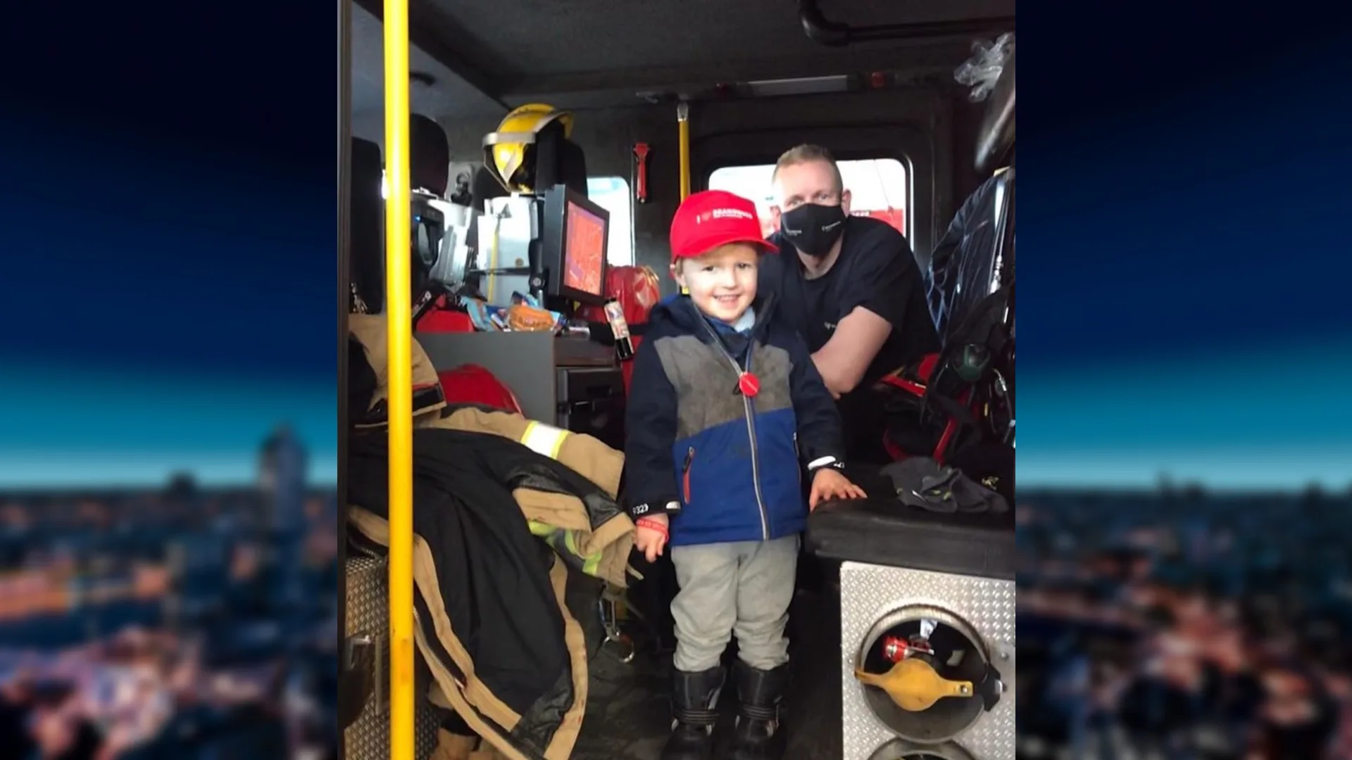 Peuter (3) die van dun laagje ijs werd gered bedankt zijn brandweerhelden