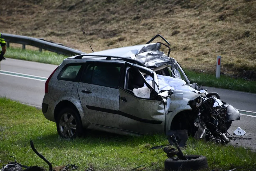 Automobilist (82) overleden na frontaal ongeluk met vrachtwagen