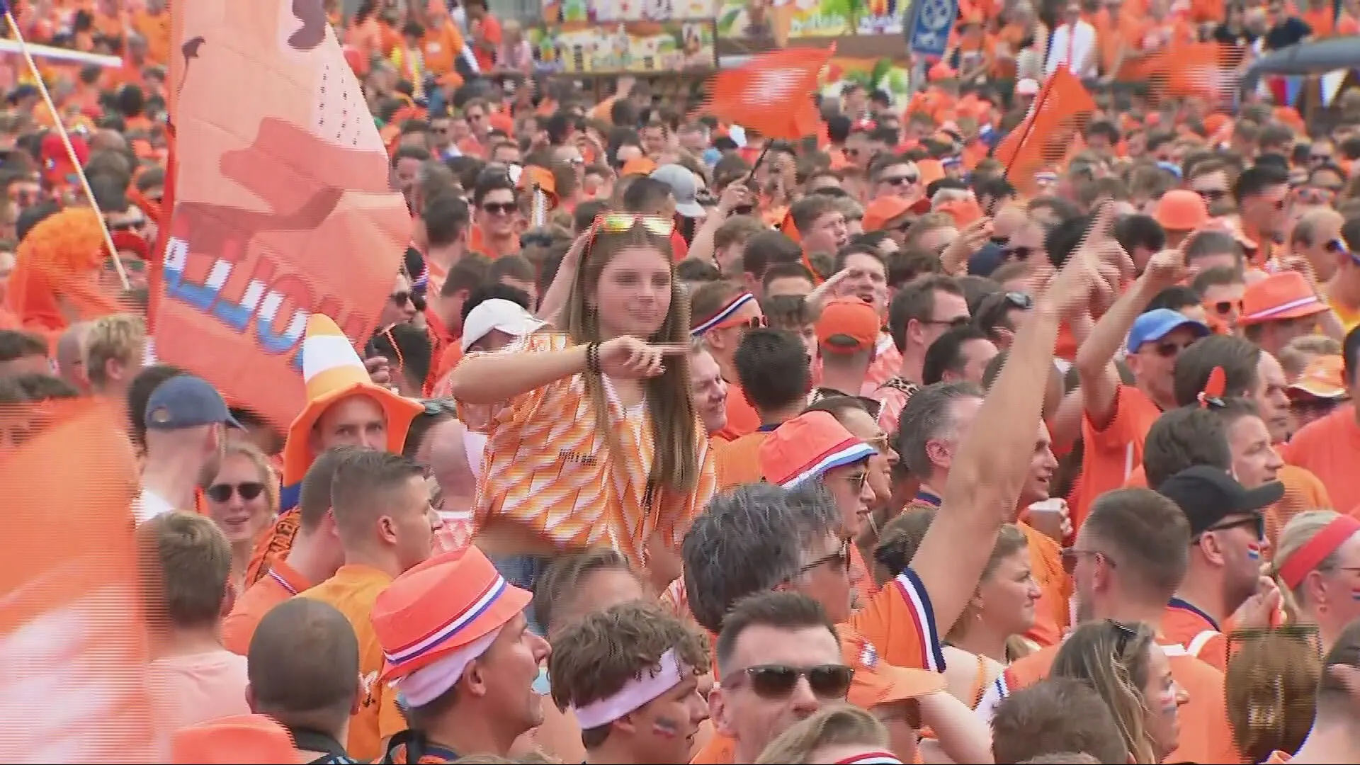 ZIEN: Tienduizenden fans lopen mee in Oranje-mars Berlijn