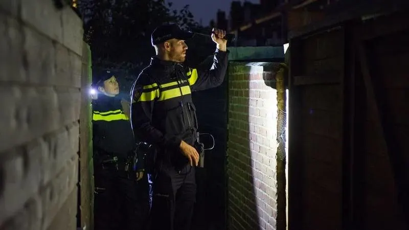Inbreker breekt meerdere botten door vrijwillige val tijdens achtervolging
